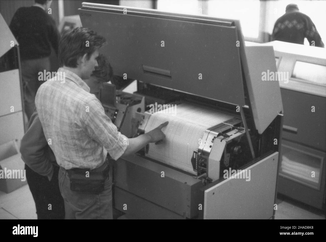 Warszawa 1989-05-11. Rz¹dowe Centrum informatyczne sporz¹dza listy wyborców, na których oprócz ich nazwisk s¹ umieszczone adresy i inne niezbêdne dane. Listy drukowane s¹ wed³ug ustalonej wczeœniej geografii wyborczej, która dzieli kraj na województwa, okrêgi i obwody. RCI przygotowuje listy dla oko³o 10 mln obywateli, czyli po³owy uprawnionych do g³osowania. NZ: Drukowanie list wyborczych. wr/soa PAP/Witold Rozmys³owicz Stockfoto