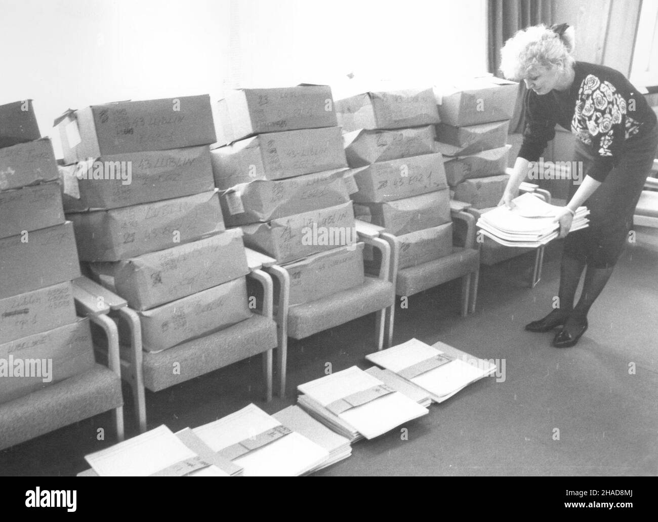 Warszawa 1989-05-11. Rz¹dowe Centrum informatyczne sporz¹dza listy wyborców, na których oprócz ich nazwisk s¹ umieszczone adresy i inne niezbêdne dane. Listy drukowane s¹ wed³ug ustalonej wczeœniej geografii wyborczej, która dzieli kraj na województwa, okrêgi i obwody. RCI przygotowuje listy dla oko³o 10 mln obywateli, czyli po³owy uprawnionych do g³osowania. NZ: Pakowanie list wyborczych. wr/soa PAP/Witold Rozmys³owicz Stockfoto