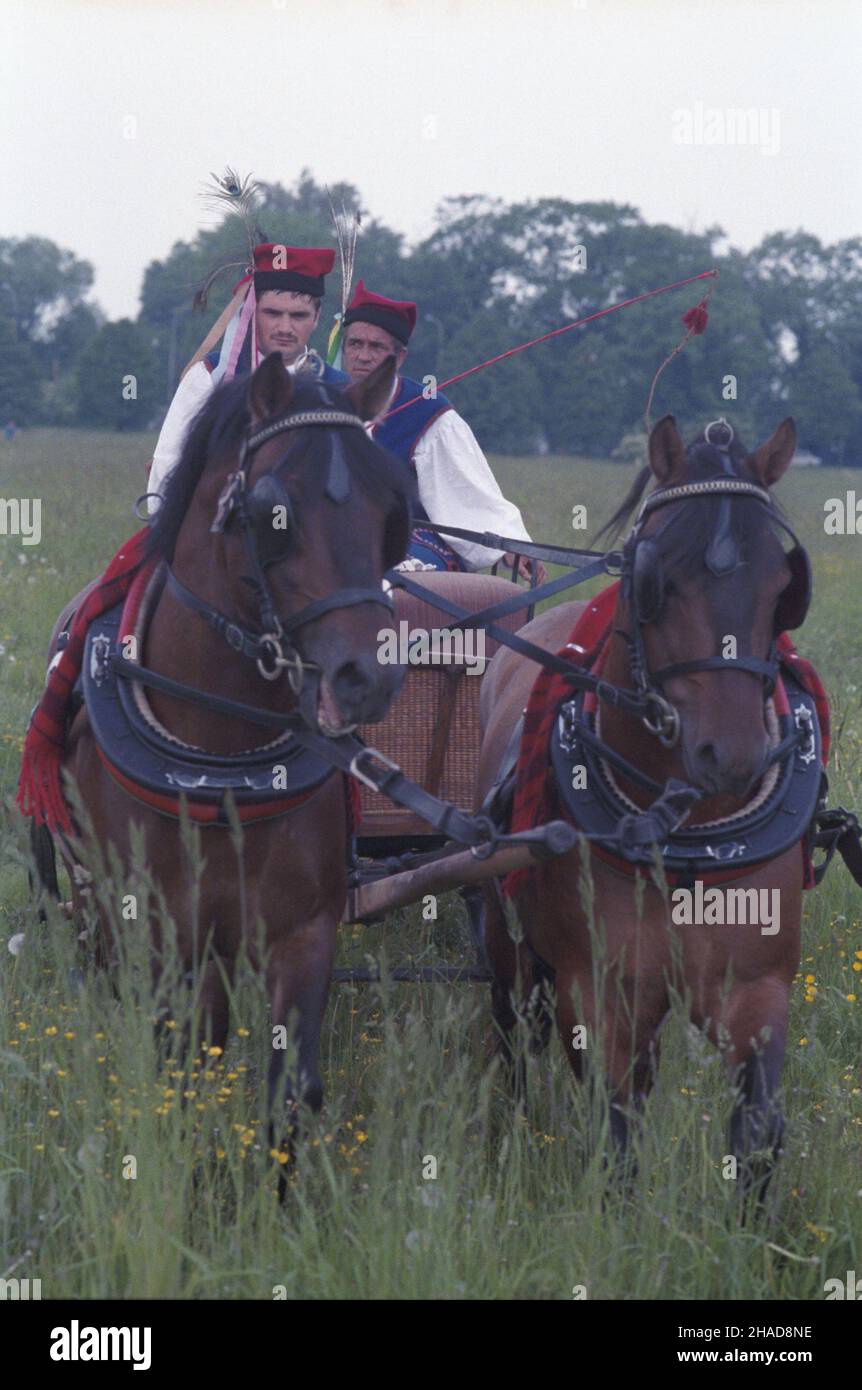 Kraków 06,1989. Zaprzêg konny na krakowskich B³oniach. ka PAP/Jerzy Ochoñski Dok³adny dzieñ wydarzenia nieustalony. Krakau Juni 1989. Ein Pferdewagen in den Krakauer Wiesen. ka PAP/Jerzy Ochonski Termin unbekannt. Stockfoto