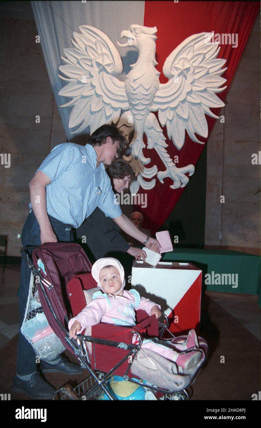 Warszawa, 1989-06-04. Wybory do Sejmu i Senatu. G³osowanie w lokalu Obwodowej Komisji Wyborczej (Pa³ac Kultury i Nauki) na placu Defilad. gr PAP/Ireneusz Sobieszczuk Stockfoto