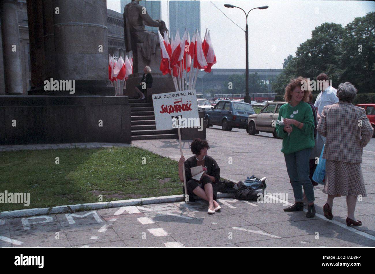 Warszawa, 1989-06-04. Wybory do Sejmu i Senatu. Punkt informacyjny Solidarnoœci przed lokalem Obwodowej Komisji Wyborczej (Pa³ac Kultury i Nauki) na placu Defilad. gr PAP/Ireneusz Sobieszczuk Stockfoto