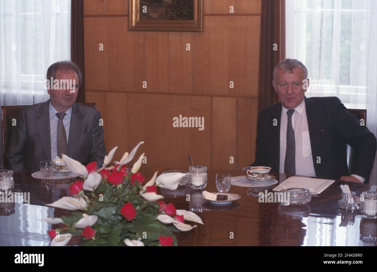 Warszawa 07.06.1989. Premier Bu³garii Georgi Atanasow w w Polsce (7-8.05.1989). Nz. Georgi Atanasow (L) na spotkaniu z premierem PRL Mieczys³awem Rakowskim (P) w gmachu Urzêdu Rady Ministrów. ka PAP/Grzegorz Rogiñski Warschau 07. Juni 1989. Der bulgarische Premierminister Georgij Atanasov in Polen (7.-8. Mai 1989). Bild: Georgy Atanasov (links) bei einem Treffen mit dem Ministerpräsidenten der polnischen Volksrepublik Mieczyslaw Rakowski (rechts) im Gebäude des Ministerrats. ka PAP/Grzegorz Roginski Stockfoto