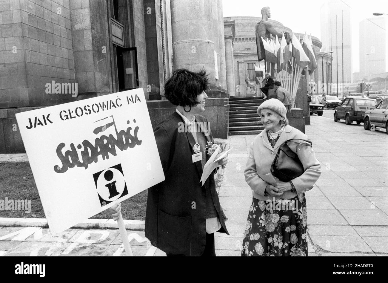 Warszawa, 1989-06-04. Wybory do Sejmu i Senatu. Punkt informacyjny Solidarnoœci przed lokalem Obwodowej Komisji Wyborczej (Pa³ac Kultury i Nauki) na placu Defilad. gr PAP/Ireneusz Sobieszczuk Stockfoto