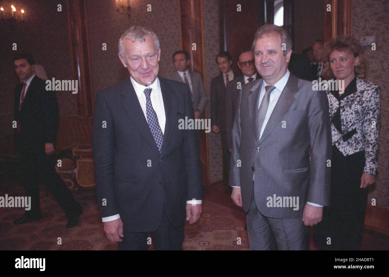 Warszawa 07.06.1989. Premier Bu³garii Georgi Atanasow w w Polsce (7-8.05.1989). Nz. Georgi Atanasow (P) na spotkaniu z premierem PRL Mieczys³awem Rakowskim (L) w gmachu Urzêdu Rady Ministrów. ka PAP/Grzegorz Rogiñski Warschau 07. Juni 1989. Der bulgarische Premierminister Georgij Atanasov in Polen (7.-8. Mai 1989). Bild: Georgy Atanasov (rechts) bei einem Treffen mit dem Ministerpräsidenten der polnischen Volksrepublik Mieczyslaw Rakowski (links) im Gebäude des Ministerrats. ka PAP/Grzegorz Roginski Stockfoto