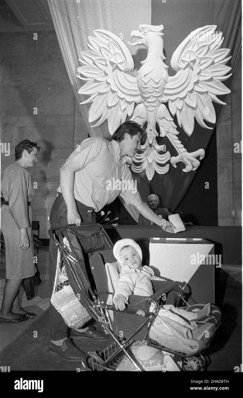 Warszawa, 1989-06-04. Wybory do Sejmu i Senatu. G³osowanie w lokalu Obwodowej Komisji Wyborczej (Pa³ac Kultury i Nauki) na placu Defilad. gr PAP/Ireneusz Sobieszczuk Stockfoto