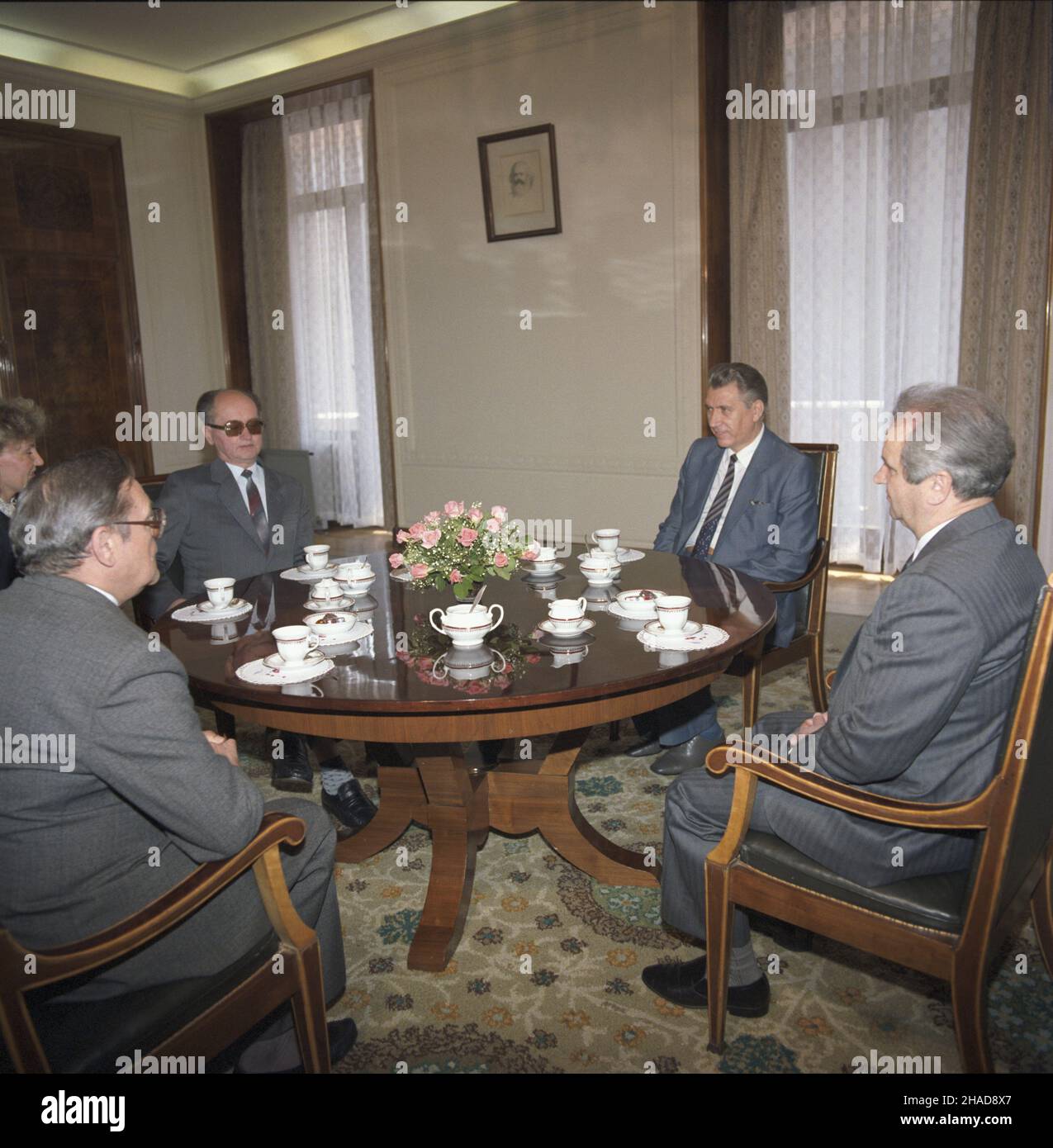 Warszawa 08.06.1989. Premier Bu³garii Georgi Atanasow w w Polsce (7-8.05.1989). Nz. Georgi Atanasow (1P) podczas spotkania z przewodnicz¹cym Rady Pañstwa PRL Wojciechem Jaruzelskim (3P). ka PAP/Ireneusz Sobieszczuk Warschau 08. Juni 1989. Der bulgarische Premierminister Georgij Atanasov in Polen (7.-8. Mai 1989). Bild: Georgi Atanasov (1st rechts) bei einem Treffen mit dem Vorsitzenden des Staatsrats der Polnischen Volksrepublik PRL Wojciech Jaruzelski (3rd rechts). ka PAP/Grzegorz Roginski Stockfoto