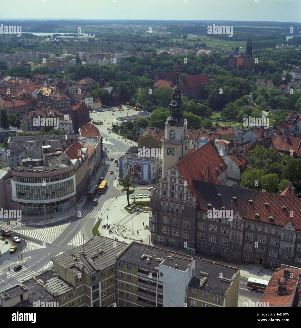 Olsztyn 07,1989. Plac Wolnoœci. NZ. gmach Nowego Ratusza z pocz. XX W. zbudowany w stylu holenderskiego neorenesansu, po lewej ksiêgarnia Dom Ksi¹¿KI. ka PAP/Ireneusz Sobieszczuk Leszek Wróblewski Dok³adny dzieñ wydarzenia nieustalony. Olsztyn Juli 1989. Wolnosci Square. Im Bild: Das niederländische Neorenaissance-Gebäude des Neuen Rathauses, links die Buchhandlung Dom Ksiazki. ka PAP/Ireneusz Sobieszczuk Leszek Wroblewski Veranstaltungstag unbekannt Stockfoto