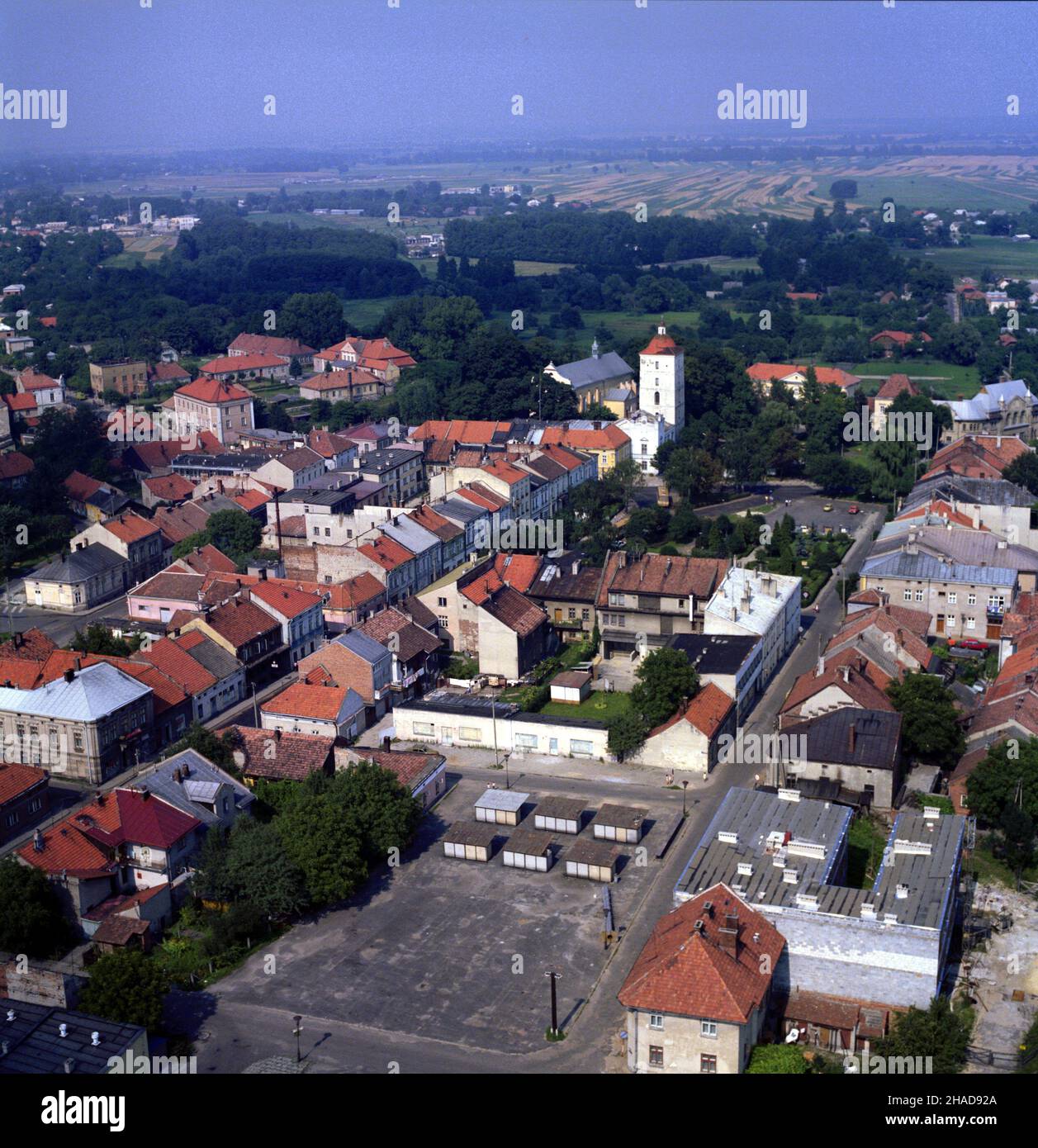 Le¿ajsk 07,1989. Panorama miasta z lotu ptaka. Na pierwszym planie plac Targowy pomiêdzy ulicami Targow¹ i Rzeszowsk¹. W g³êbi rynek, ratusz, wie¿a obronna i koœció³ pw. Œwiêtej Trójcy i Wszystkich Œwiêtych. wb PAP/Ireneusz Sobieszczuk Leszek Wróblewski Dok³adny dzieñ wydarzenia nieustalony. Lezajsk, Juli 1989. Luftaufnahme eines Marktplatzes zwischen den Straßen Targowa und Rzeszowska, dem Marktplatz, dem Rathaus, dem Turm und der Kirche der Heiligen Dreifaltigkeit und Allerheiligen in Lezajsk. PAP/IRENEUSZ SOBIESZCZUK/LESZEK WROBLEWSKI Stockfoto