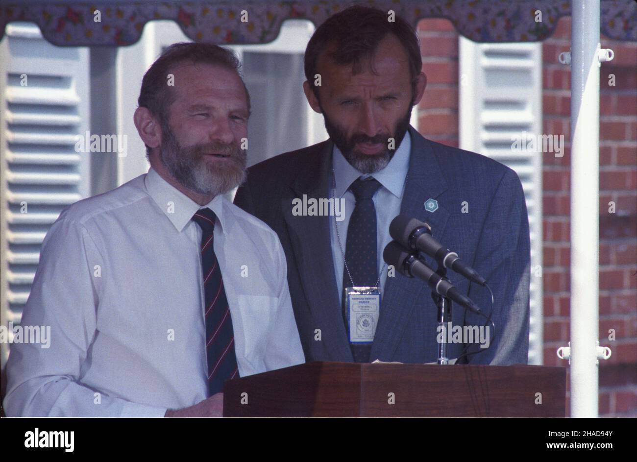 Warszawa 10.07.1989. Wizyta prezydenta Stanów Zjednoczonych Ameryki Pó³nocnej George'a Busha w Polsce (9-11.07.1989). Spotkanie z polskimi politykami w rezydencji ambasadora USA. NZ. Przemawia historyk-mediewista, dzia³acz opozycji profesor Bronis³aw Geremek (L). ka PAP/Jan Bogacz Warschau 10. Juli 1989. Der Präsident der Vereinigten Staaten von Amerika, George Bush, besucht Polen (9-11. Juli 1989). George Bush (2nd rechts) trifft sich mit polnischen Politikern in der Residenz des US-Botschafters. Im Bild: Historiker, Medaillengewinnerin, antikommunistischer Oppositionspolitiker Professor Bronislaw Geremek (links) Stockfoto