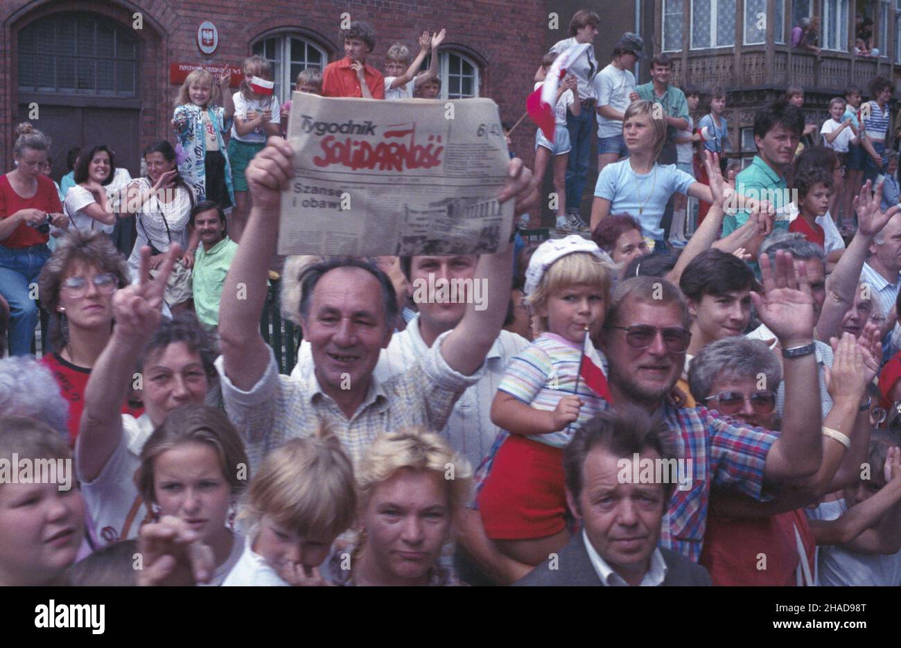 Gdañsk 11.07.1989. Wizyta prezydenta Stanów Zjednoczonych Ameryki Pó³nocnej George'a Busha w Polsce (9-11.07.1989). NZ. Ludzie zgromadzeni na ulicy Cystersów pozdrawiaj¹ prezydenta USA przyby³ego do bazyliki pw. Trójcy Œwiêtej, NMP i œw. Bernarda w dzielnicy Oliwa. ka PAP/Grzegorz Rogiñski Danzig 11. Juli 1989. Der Präsident der Vereinigten Staaten von Amerika, George Bush, besucht Polen (9-11. Juli 1989). Im Bild: Die Menschen in der Cystersow Street begrüßen US-Präsident George Bush bei der Ankunft in der Heiligen Dreifaltigkeit, der Heiligen Maria und dem Hl. Bernard Badilica im Bezirk Oliwa. ka PAP/Grzegorz Rog Stockfoto