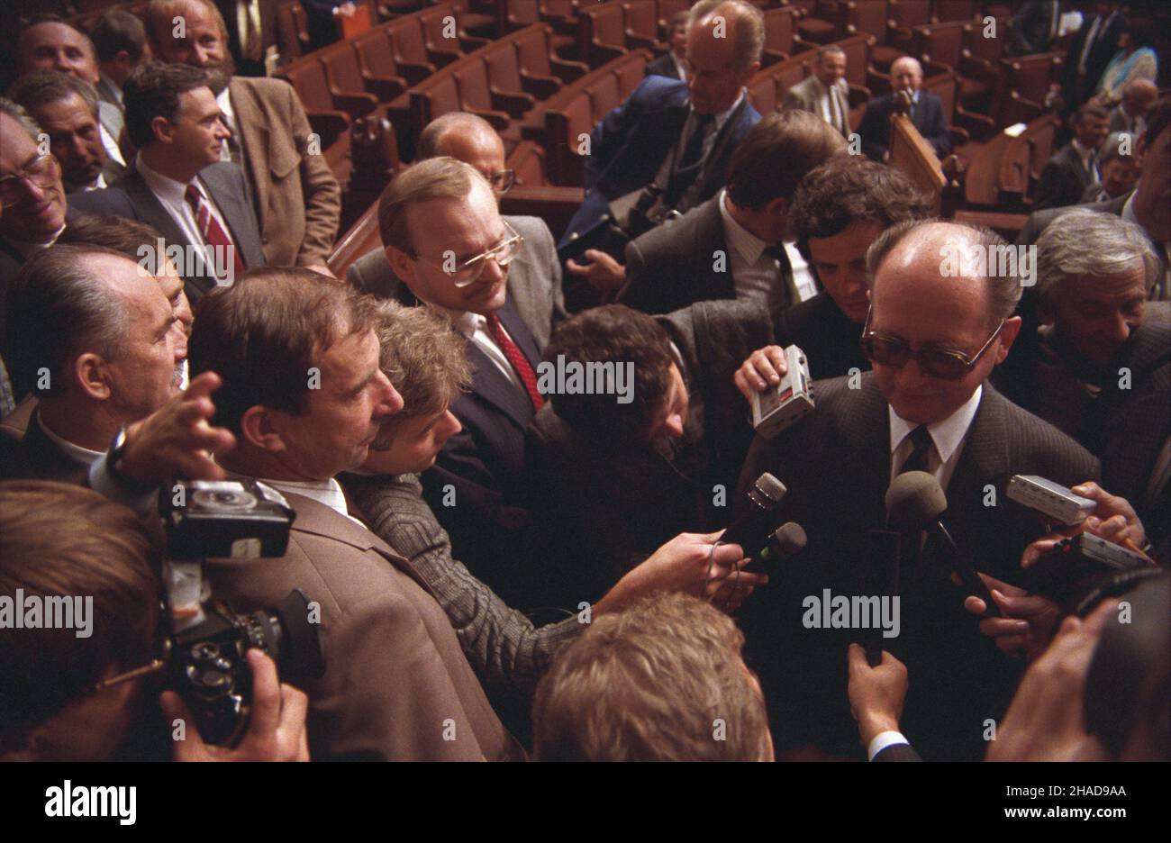 Warszawa 19.07.1989. Posiedzenie Zgromadzenia Narodowego w gmachu Sejmu. Wybór i zaprzysiê¿enie prezydenta Polskiej Rzeczpospolitej Ludowej. NZ. nowo wybrany na urz¹d Prezydenta PRL genera³ Wojciech Jaruzelski udziela wywiadu. ka PAP/Ireneusz Sobieszczuk Warschau, Den 19. Juli 1989. General Wojciech Jaruzelski gibt nach seiner Wahl im Sejm (unterparlament) ein Interview und vereidigung als Präsident der Polnischen Volksrepublik. ka PAP/Ireneusz Sobieszczuk Stockfoto