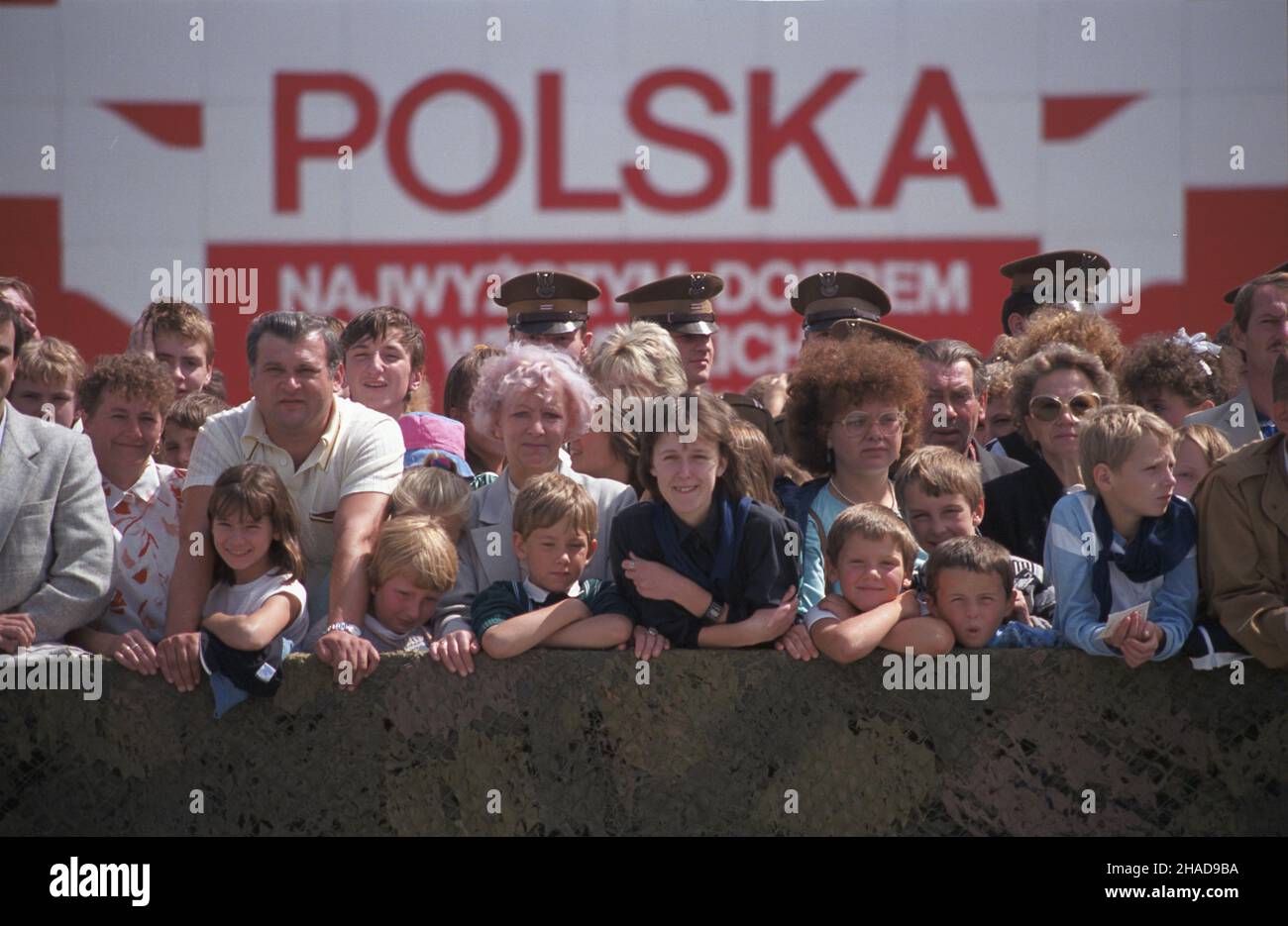 Warszawa 22.07.1989. Uczestnicy obchodów Narodowego Œwiêta Odrodzenia Polski (Œwiêto 22 Lipca) na placu Zwyciêstwa. ka PAP/Grzegorz Rogiñski Warschau, Den 22. Juli 1989. Zuschauer bei den Feierlichkeiten zum Nationalfeiertag (22. Juli) auf dem Zwyciestwa-Platz. ka PAP/Grzegorz Roginski Stockfoto