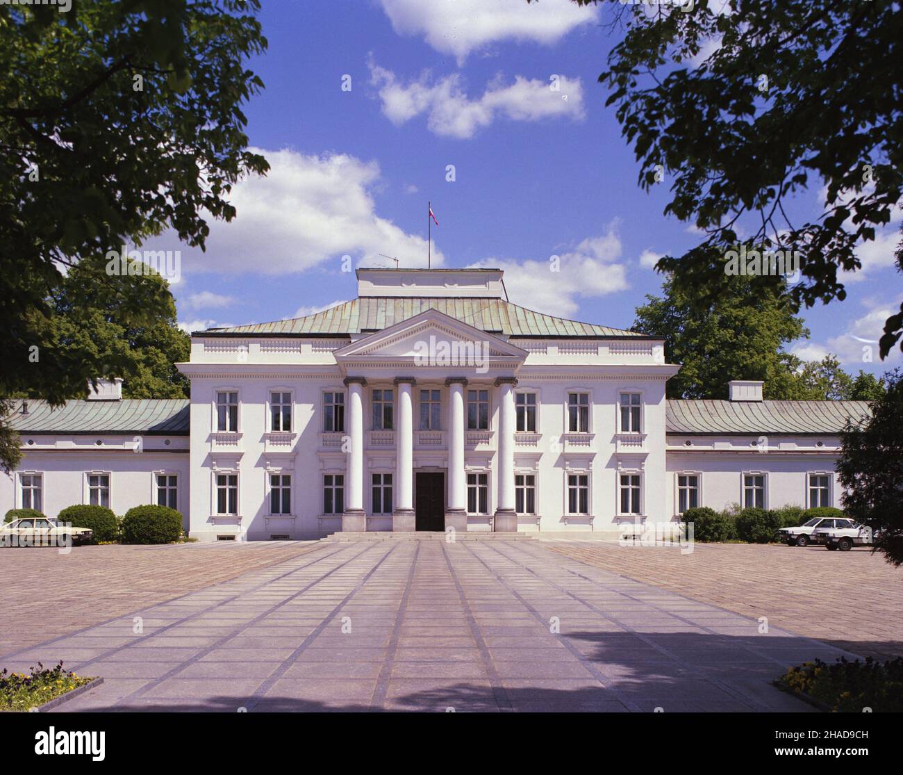 Warszawa 08,1989. Pa³ac Belwederski (Belweder) klasycystyczny pa³ac w Parku £azienkowskim przy ul. Belwederskiej. Wzniesiony w latach 1819–1822 wed³ug projectu Jakuba Kubickiego, siedziba prezydenta Polski. ka PAP/Jan Morek Dok³adny dzieñ wydarzenia nieustalony. Warschau, August 1989. Schloss Belwederski (Belvedere); klassizistisches Schloss im Lazienki-Park in der Belwederska-Straße, erbaut nach dem Vorbild von Jakub Kubicki in den Jahren 1819–1822. Der Sitz des Präsidenten von Polen. ka PAP/Jan Morek Dok³adny dzieñ wydarzenia nieustalony. Stockfoto