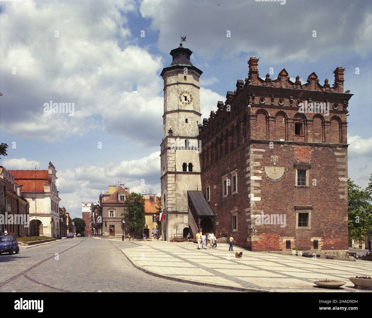 Sandomierz 08,1989. Zabytkowy gotycki budynek ratusza miejskiego z XIV wieku na Starym Rynku. ka PAP/Jan Morek Dok³adny dzieñ wydarzenia nieustalony. Sandomierz August 1989. Das gotische Gebäude aus dem 14th. Jahrhundert des Rathauses am Altstädter Markt. ka PAP/Jan Morek Veranstaltungsdatum unbekannt. Stockfoto