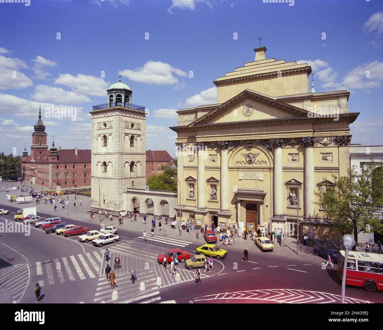 Warszawa 08,1989. Koœció³ pw. œw. Anny z dzwonnic¹ z 1818 roku zbudowan¹ w stylu neorenesansowym przy ul. Krakowskie Przedmieœcie. Z lewej Zamek Królewski na placu Zamkowym. ka PAP/Jan Morek Dok³adny dzieñ wydarzenia nieustalony. Warschau, August 1989. Die Stt. Anna-Kirche mit dem Glockenturm von 1818 im Stil der Neorenaissenz in der Krakowskie Przedmiescie Straße gebaut. Von links das königliche Schloss am Zamkowy-Platz. ka PAP/Jan Morek Termin unbekannt. Stockfoto