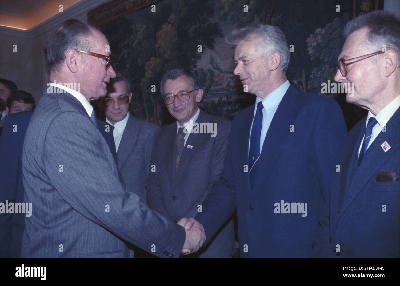 Warszawa 13.09.1989. Spotkanie w Belwederze cz³onków rz¹du Tadeusza Mazowieckiego z prezydentem PRL Wojciechem Jaruzelskim (1L). NZ. od prawej: minister-cz³onek Rady Ministrów Witold Trzeciakowski, Minister transportu, ¿eglugi i ³¹cznoœci Franciszek Wiel¹dek, Minister - kierownik Centralnego Urzêdu Planowania Jerzy Osiatyñski, Minister - szef Urzêdu Rady Ministrów Jacek Ambroziak. ka PAP/Ireneusz Sobieszczuk Warschau, Den 13. September 1989. Im Schloss Belvedere treffen sich die Mitglieder des Kabinetts Tadeusz Mazowiecki mit dem Präsidenten Wojciech Jaruzelski (1L). Bild von rechts: Ministerrat Mem Stockfoto