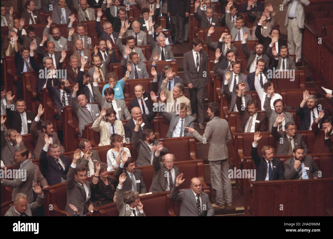 Warszawa 12.09.1989. G³osowanie w Sejmie nad powo³aniem rz¹du Tadeusza Mazowieckiego. NZ. Liczenie g³osów pos³ów Obywatelskiego Klubu Parlamentarnego. ka PAP/Jan Bogacz Warschau 12. September 1989. Ein Sejm (Unterhaus des parlaments) stimmt für die Ernennung der Regierung Tadeusz Mazowiecki. ka PAP/Jan Bogacz Stockfoto