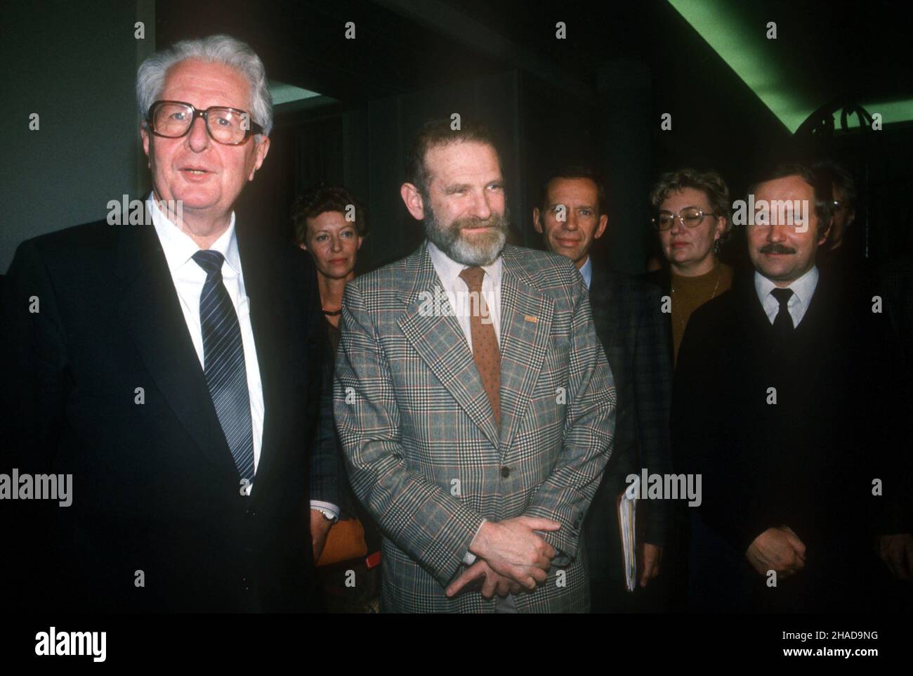 Warszawa, 1989-10. Spotkanie przewodnicz¹cego Obywatelskiego Klubu Parlamentarnego (OKP) Bronis³awa Geremka (C) z przewodnicz¹cym klubu Parlamentarnego SPD w Bundestagu Hansem-Jochenem Voglem (L). Z prawej pose³ na Sejm Janusz Onyszkiewicz. ma PAP/Grzegorz Rogiñski Stockfoto