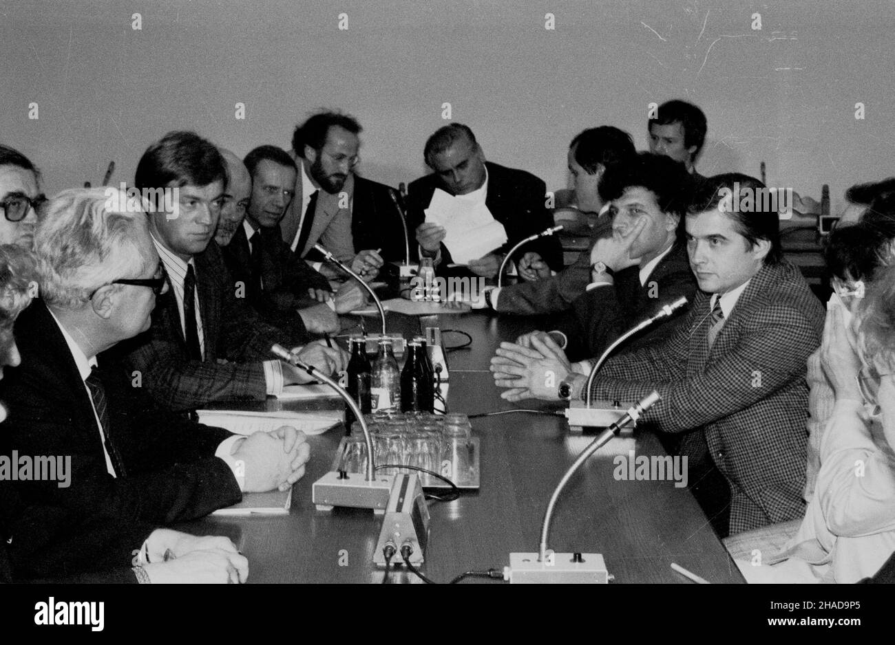 Warszawa, 1989-10-10. Posiedzenie Komisji Mniejszoœci Narodowych i Etnicznych. NZ. m.in. Hans-Jochen Vogel (L), W³odzimierz Cimoszewicz (P), S³awomir Wiatr (2P). gr PAP/CAF/Cezary Langda Stockfoto