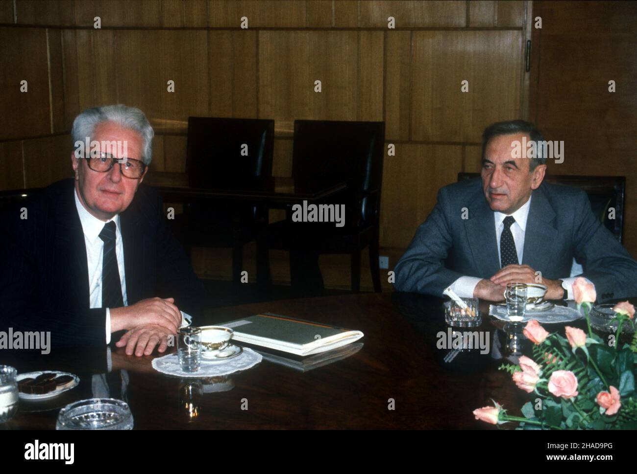 Warszawa, 1989-10. Wizyta w Polsce przewodnicz¹cego klubu parlamentarnego SPD w Bundestagu Hansa-Jochena Vogla (nz. L). NZ. Spotkanie z premierem RP Tadeuszem Mazowieckim (P) w siedzibie Urzêdu Rady Ministrów w Alejach Ujazdowskich. ma PAP/Grzegorz Rogiñski Dok³adny dzieñ wydarzenia nieustalony. Stockfoto