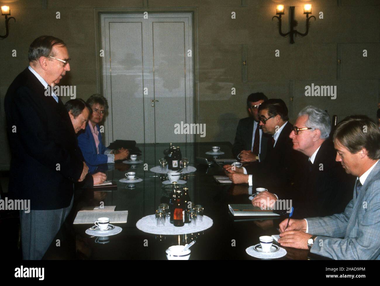 Warszawa, 1989-10. Wizyta w Polsce przewodnicz¹cego klubu parlamentarnego SPD w Bundestagu Hansa-Jochena Vogla (nz. L 2P, S. NZ. Spotkanie z ministrem spraw zagranicznych Polski Krzysztofem Skubiszewskim (L) w siedzibie MSZ w alei Szucha. ma PAP/Grzegorz Rogiñski Dok³adny dzieñ wydarzenia nieustalony. Stockfoto