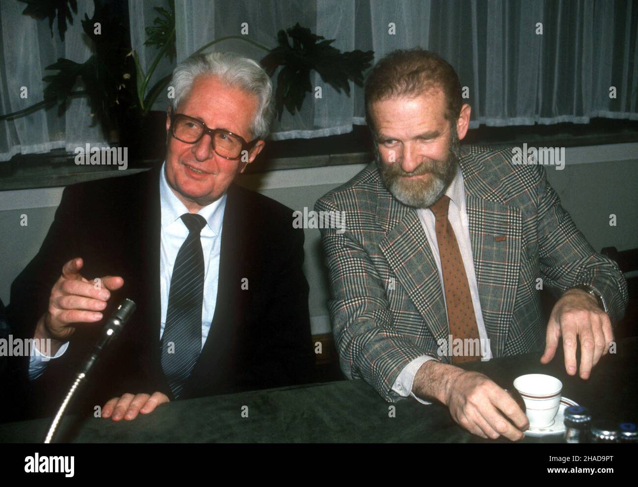 Warszawa, 1989-10. Spotkanie przewodnicz¹cego Obywatelskiego Klubu Parlamentarnego (OKP) Bronis³awa Geremka (P) z przewodnicz¹cym klubu Parlamentarnego SPD w Bundestagu Hansem-Jochenem Voglem (L). ma PAP/Grzegorz Rogiñski Stockfoto