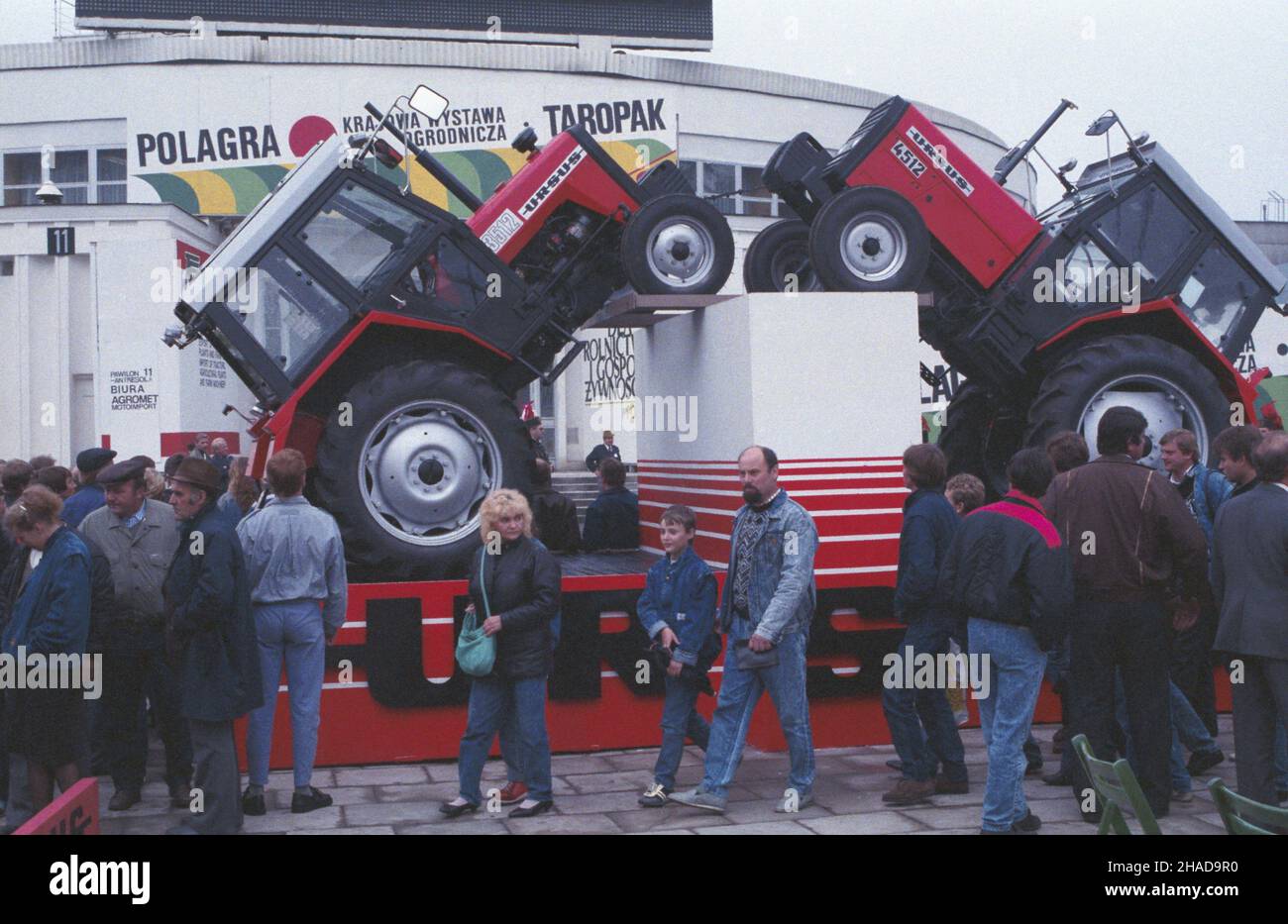 Poznañ 10,1989. Miêdzynarodowe Targi Poznañskie. NZ. Stoisko zak³adów mechanicznych Ursus, produkuj¹cych g³ównie ci¹gniki rolnicze. ka PAP/Ireneusz Sobieszczuk Dok³adny dzieñ wydarzenia nieustalony. Posen Oktober 1989. Poznan International Fair organisiert von 1921. Im Bild: Ein Stand des Traktorenherstellers Ursus. ka PAP/Ireneusz Sobieszczuk Veranstaltungstag unbekannt Stockfoto