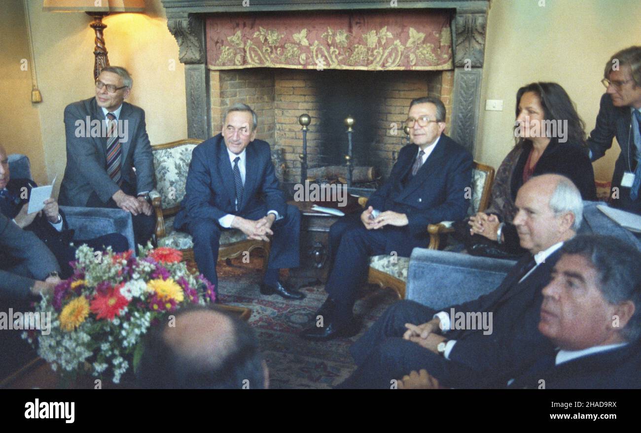 W³ochy Rzym 19.10.1989. Wizyta premiera Polski Tadeusza Mazowieckiego (2L) we W³oszech (18-21.10.1989). NZ. Spotkanie z premierem W³och Giulio Andreottim (3L). msa PAP/Adam Urbanek Rom, Italien, 19. Oktober 1989. Der polnische Premierminister Tadeusz Mazowiecki (2L) besucht Italien (Okt 18-21). Im Bild: PM Mazowiecki trifft italienischen Regierungsführer Giulio Andreotti (3L). msa PAP/Adam Urbanek Stockfoto
