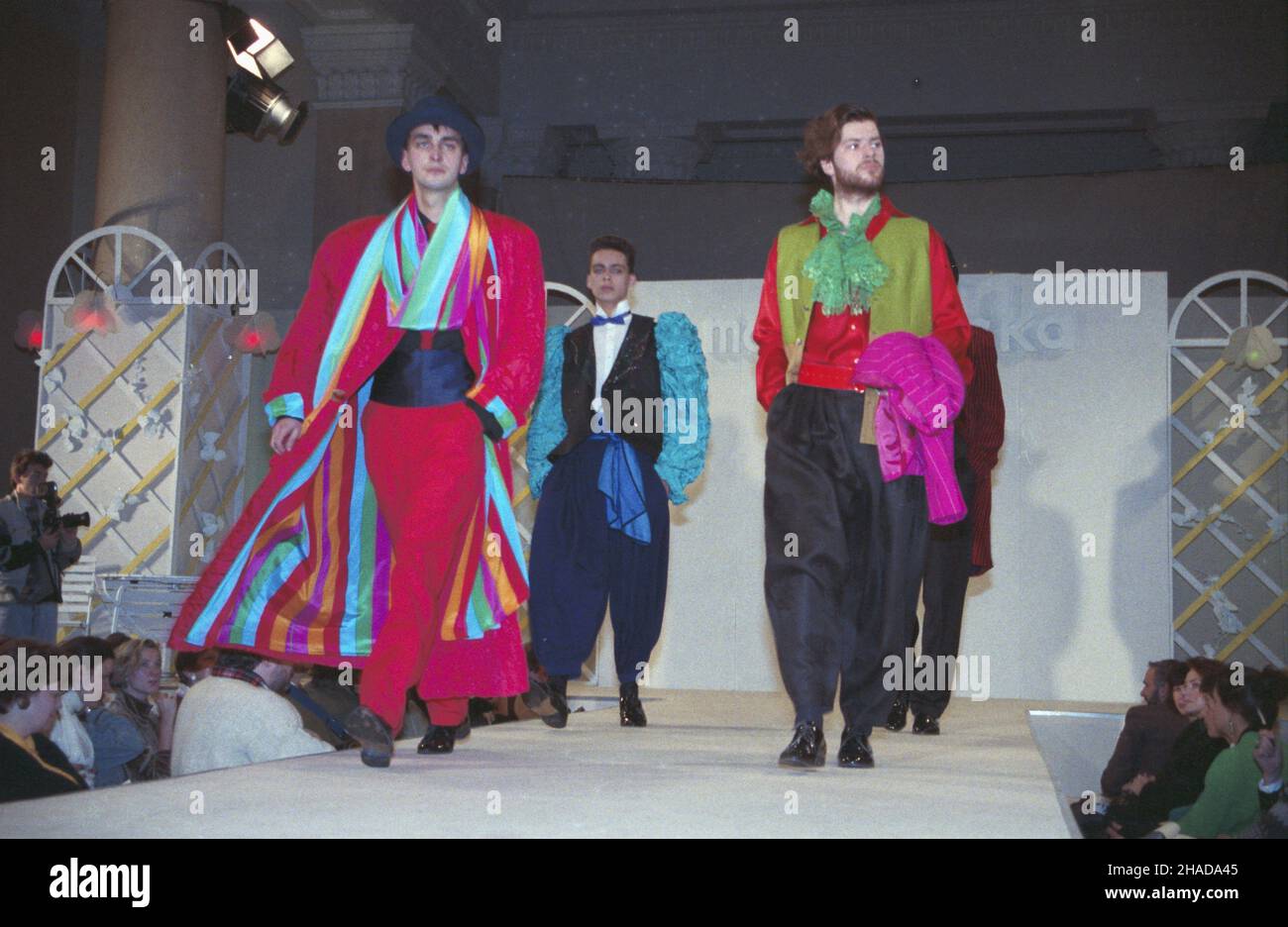 Warszawa 12,1989. Pokaz Mody Polskiej w Pa³acu Kultury i Nauki (PKiN). wb PAP/Jan Bogacz Dok³adny dzieñ wydarzenia nieustalony. Warschau, Dezember 1989. Eine Show von Moda Polska (Polnische Mode) im Palast der Kultur und Wissenschaft. wb PAP/Jan Bogacz Veranstaltungstag unbekannt. Stockfoto