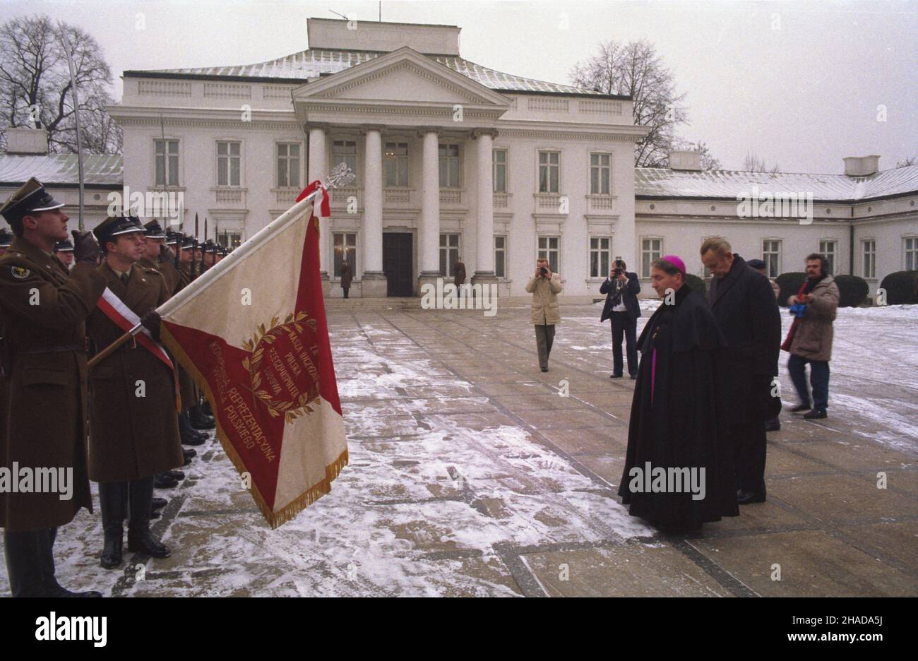 Warszawa 06.12.1989. Z³o¿enie listów uwierzytelniaj¹cych przez nuncjusza apostolskiego BP. Józefa Kowalczyka (nz.) w Belwederze. Obok biskupa Kowalczyka szef protoko³u dyplomatycznego Janusz Œwitkowski. wb PAP/Grzegorz Rogiñski Warschau, Den 6. Dezember 1989. Apostolischer Nuntius, Bischof Jozef Kowalczyk (im Bild), der im Schloss Belvedere Gläubigerbriefe übergab. Neben dem Bischofschef des diplomatischen Protokolls Janusz Switkowski. wb PAP/Grzegorz Roginski Stockfoto