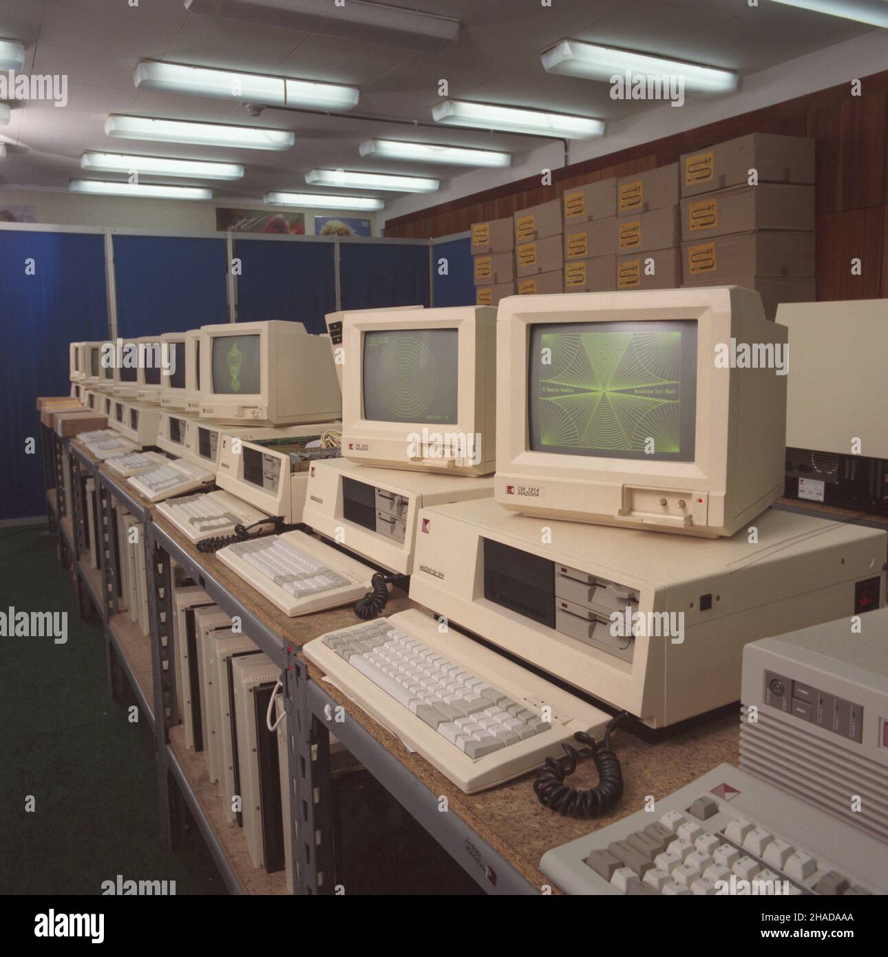 Polska 01,1990. Komputerie CM 214 Mazovia. wb PAP/Grzegorz Rogiñski Jan Bogacz Dok³adny dzieñ wydarzenia nieustalony. Polen, Januar 1990. CM 214 Mazovia Computer. wb PAP/Grzegorz Roginski Jan Bogacz Veranstaltungstag unbekannt. Stockfoto