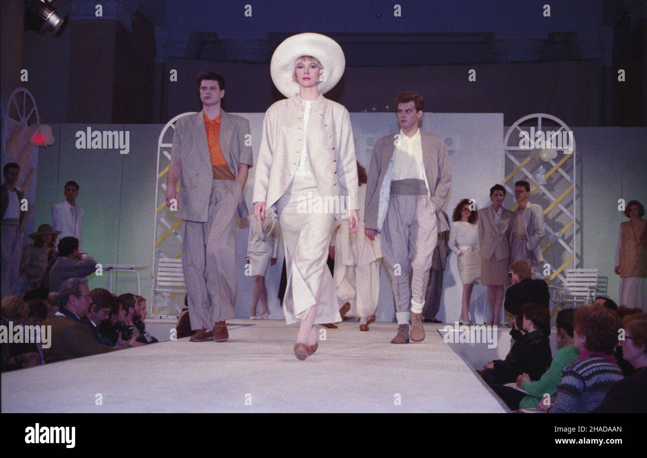 Warszawa 01,1990. Pokaz Mody Polskiej. wb PAP/Jan Bogacz Dok³adny dzieñ wydarzenia nieustalony. Warschau, Januar 1990. Eine Show von Moda Polska (Polnische Mode). wb PAP/Jan Bogacz Veranstaltungstag unbekannt. Stockfoto