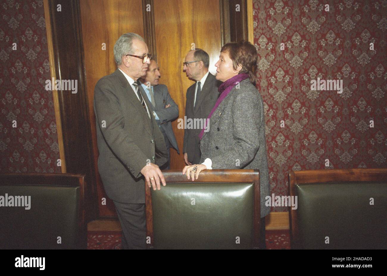 Warszawa 08.01.1990. Posiedzenie rz¹du premiere Tadeusza Mazowieckiego. NZ. na pierwszym planie wicepremier i Minister-kierownik Urzêdu Postêpu Naukowo-Technicznego i Wdro¿eñ Jan Janowski i Minister kultury i sztuki Izabela Cywiñska. wb PAP/Grzegorz Rogiñski Warschau 8. Januar 1990. Eine Sitzung der Regierung von Tadeusz Mazowiecki. Im Vordergrund: ministerin-Leiterin des Büros für wissenschaftlichen und technologischen Fortschritt und Umsetzung Jan janowsk8i und Kultur- und Kunstministerin Izabela Cywinska. wb PAP/Grzegorz Roginski Veranstaltungstag unbekannt Stockfoto