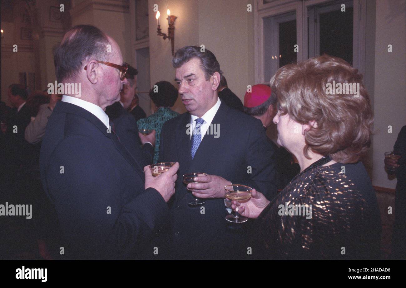 Warszawa 11.01.1990. Noworoczne spotkanie prezydenta gen. Wojciecha Jaruzelskiego z korpusem dyplomatycznym w Pa³acu Namiestnikowskim. NZ. Präzydent-Gen. Wojciech Jaruzelski (L) i ambasador ZSRR W³adimir Browikow z ¿on¹. wb PAP/Grzegorz Rogiñski Warschau, Den 11. Januar 1990. Neujahrstreffen von Präsident General Wojciech Jaruzelski mit dem diplomatischen Korps im Namiestnikowski-Palast. Im Bild: Präsident Wojciech Jaruzelski (L) und der Botschafter der Sowjetunion Vladimir Brovikov mit seiner Frau. wb PAP/Grzegorz Roginski Stockfoto