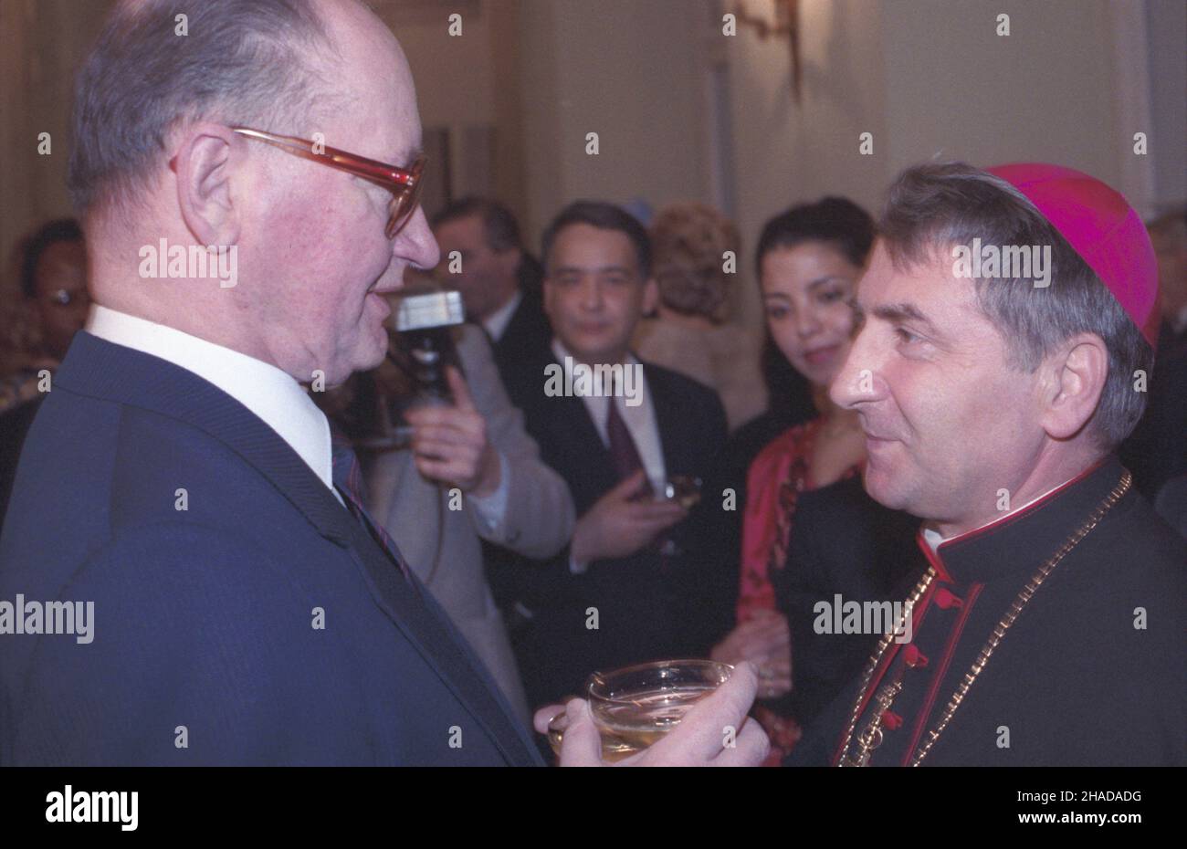 Warszawa 11.01.1990. Noworoczne spotkanie prezydenta gen. Wojciecha Jaruzelskiego z korpusem dyplomatycznym w Pa³acu Namiestnikowskim. NZ. Präzydent-Gen. Wojciech Jaruzelski i dziekan korpusu dyplomatycznego nuncjusz apostolski BP Józef Kowalczyk. wb PAP/Grzegorz Rogiñski Warschau, Den 11. Januar 1990. Neujahrstreffen von Präsident General Wojciech Jaruzelski mit dem diplomatischen Korps im Namiestnikowski-Palast. Im Bild: Präsident General Wojciech Jaruzelski und Dekan des diplomatischen Korps, Apostolischer Nuntius, Bischof Jozef Kowalczyk. wb PAP/Grzegorz Roginski Stockfoto