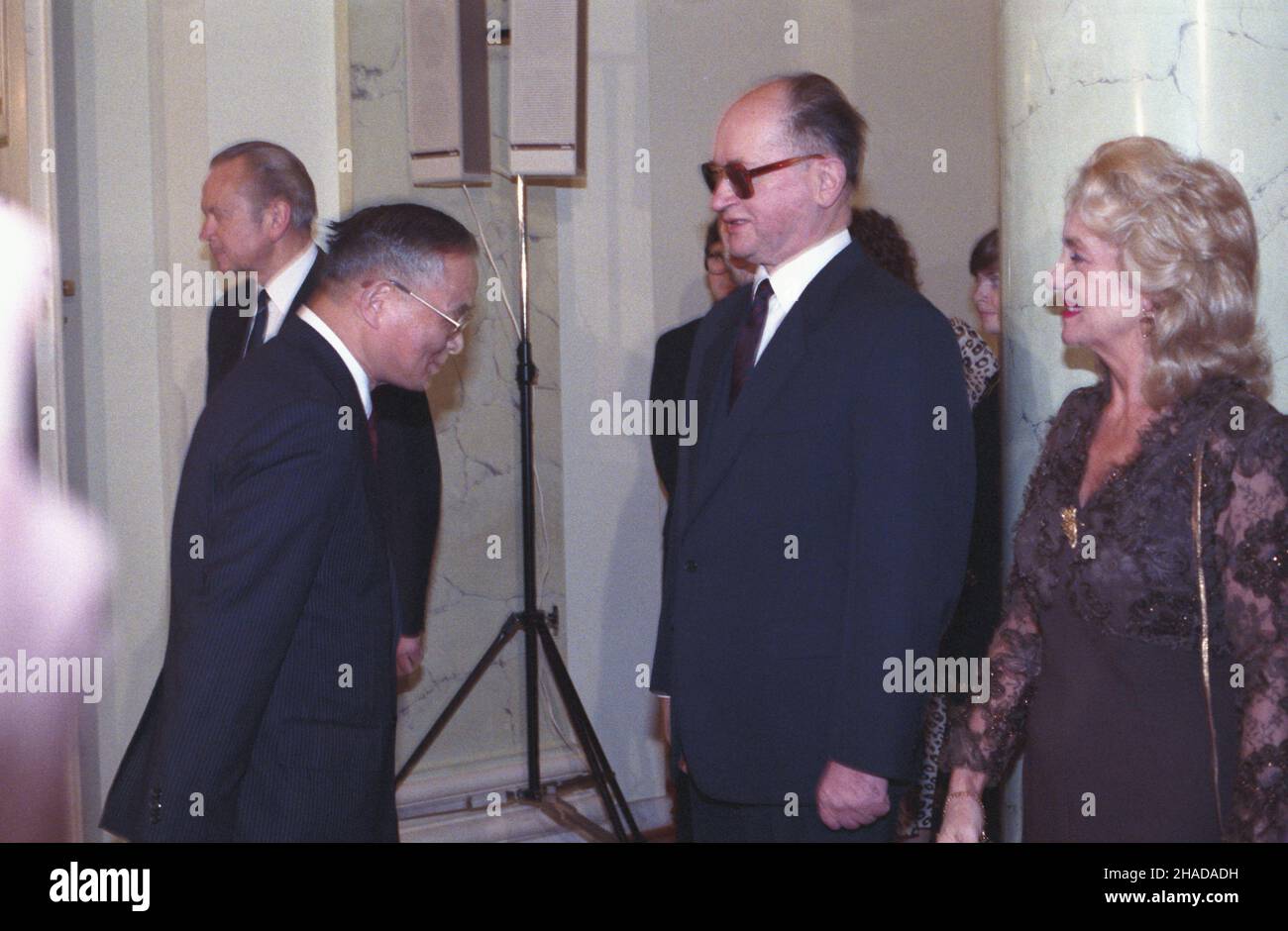 Warszawa 11.01.1990. Noworoczne spotkanie prezydenta gen. Wojciecha Jaruzelskiego z korpusem dyplomatycznym w Pa³acu Namiestnikowskim. NZ. ambasador Japonii Mitsutaka Akiho i prezydent gen. Wojciech Jaruzelski z ¿on¹ Barbar¹. wb PAP/Grzegorz Rogiñski Warschau, Den 11. Januar 1990. Neujahrstreffen von Präsident General Wojciech Jaruzelski mit dem diplomatischen Korps im Namiestnikowski-Palast. Im Bild: Japans Botschafter Mitsutaka Akiho und Präsident, General Wojciech Jaruzelski mit seiner Frau Barbara. wb PAP/Grzegorz Roginski Stockfoto