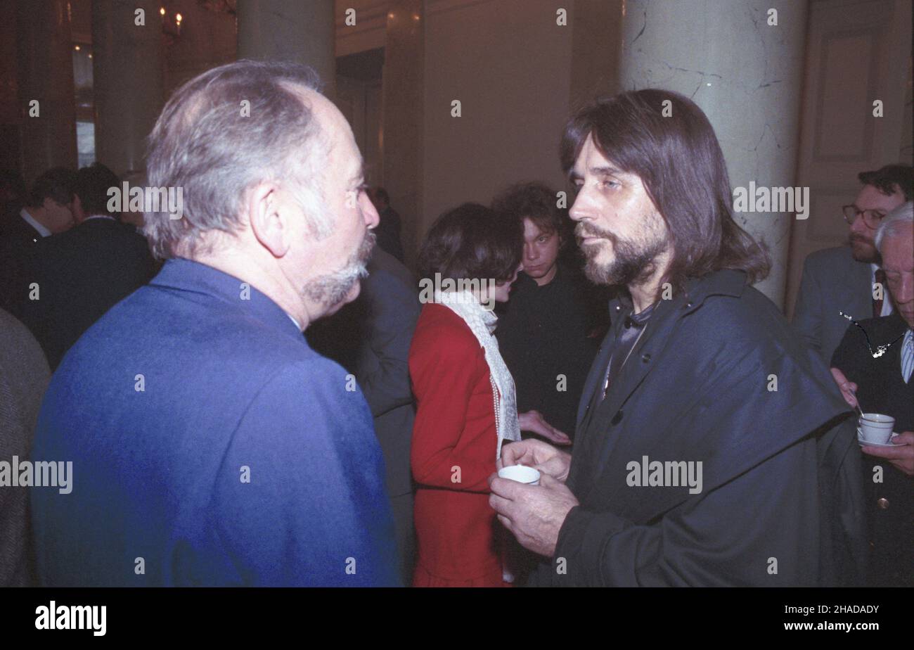 Warszawa 12.01.1990. Noworoczne spotkanie w Pa³acu Namiestnikowskim prezydenta gen. Wojciecha Jaruzelskiego i premiera Tadeusza Mazowieckiego z artystami i twórcami kultury. NZ. m.in. Pioskarz Czes³aw Niemen. W g³êbi piosenkarz Mieczys³aw Szczeœniak. wb PAP/Jan Bogacz Warschau, Den 12. Januar 1990. Präsident, General Wojciech Jaruzelski und Premierminister Tadeusz Mazowiecki treffen sich anlässlich des Neujahrs im Namiestnikowski-Palast mit Künstlern. Abgebildet unter anderem Sänger Czeslaw Niemen. Im Hintergrund Sänger Mieczyslaw Szczesniak. wb PAP/Jan Bogacz Stockfoto