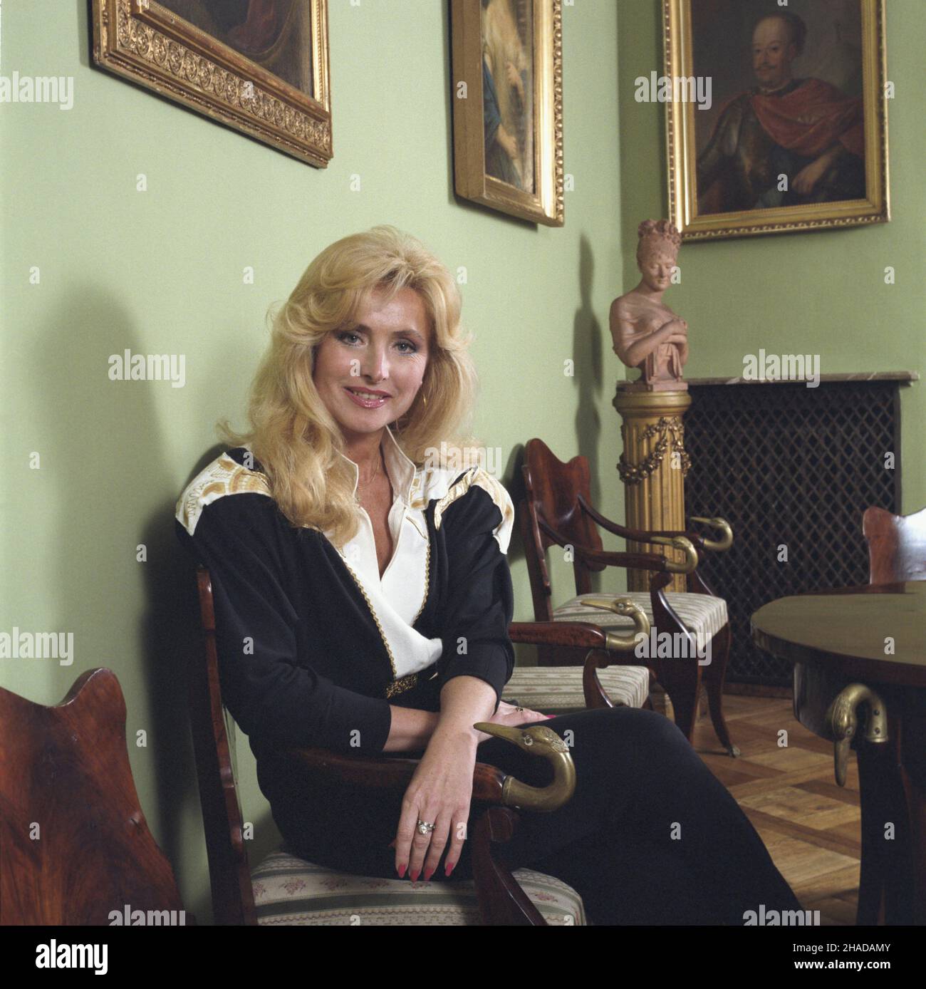 Warszawa 02,1990. Spikerka i prezenterka Telewizji Polskiej Bogumi³a Wander. wb PAP/Ireneusz Sobieszczuk Grzegorz Rogiñski Dok³adny dzieñ wydarzenia nieustalony. Warschau, Den 1990. Februar. Der polnische TV-Sprecher und Moderator Bogumila Wander. wb PAP/Ireneusz Sobieszczuk Grzegorz Roginski Veranstaltungstag unbekannt Stockfoto