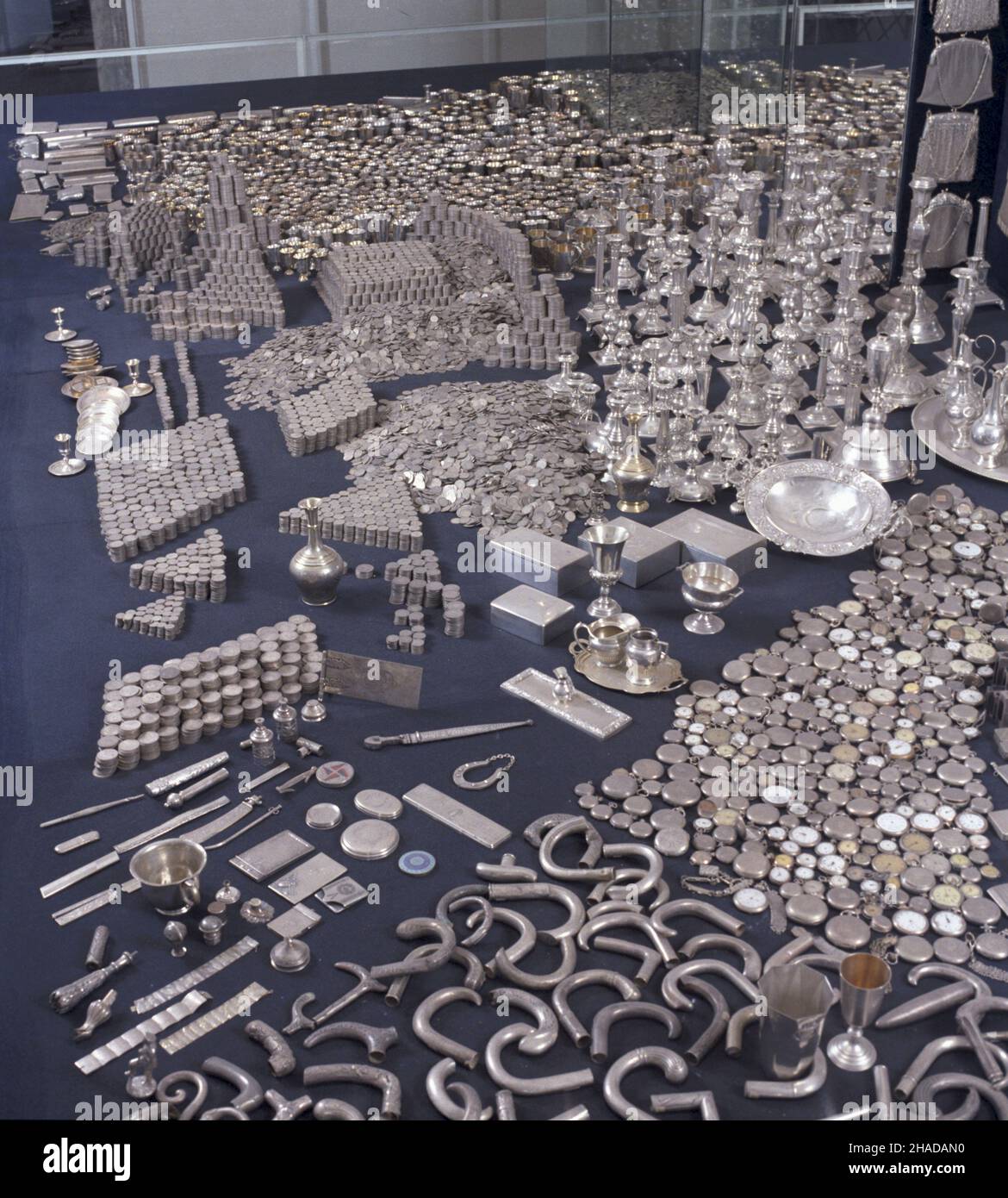 Warszawa 02,1990. Wystawa na Zamku Królewskim srebra z Funduszu Obrony Narodowej. wb PAP/Ireneusz Sobieszczuk Jan Bogacz Dok³adny dzieñ wydarzenia nieustalony. Warschau, Februar 1990. Eine Ausstellung von Silberwaren aus dem Nationalen Verteidigungsfonds im königlichen Schloss. wb PAP/Ireneusz Sobieszczuk Jan Bogacz Veranstaltungstag unbekannt. Stockfoto