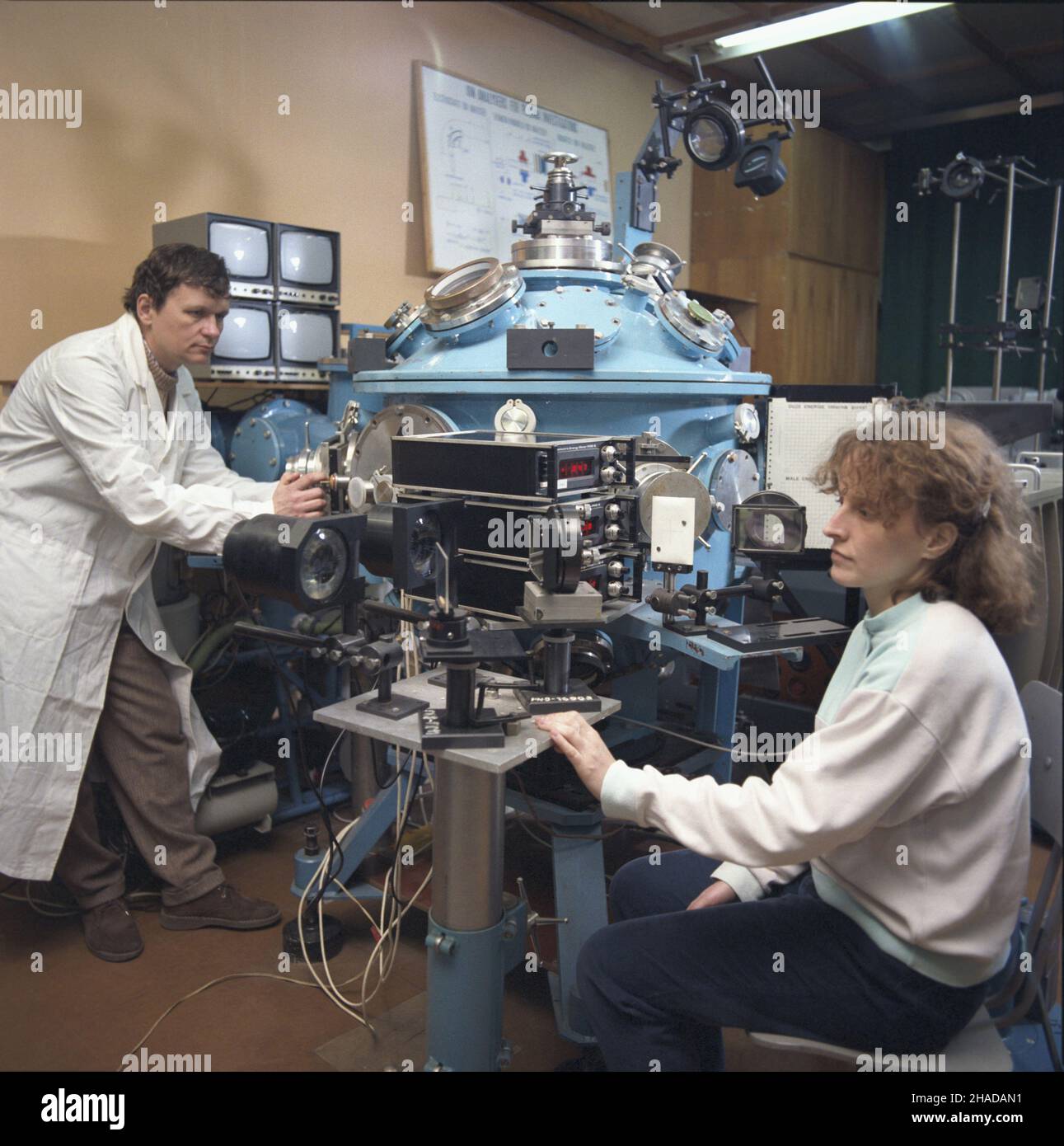 Warszawa 02,1990. Instytut Fizyki plazmy i Laserowej Mikrosyntezy. wb PAP/Ireneusz Sobieszczuk Jan Bogacz Dok³adny dzieñ wydarzenia nieustalony. Warschau, Februar 1990. Das Institut für Plasmaphysik und Lasermikrosynthese. wb PAP/Ireneusz Sobieszczuk Jan Bogacz Veranstaltungstag unbekannt Stockfoto