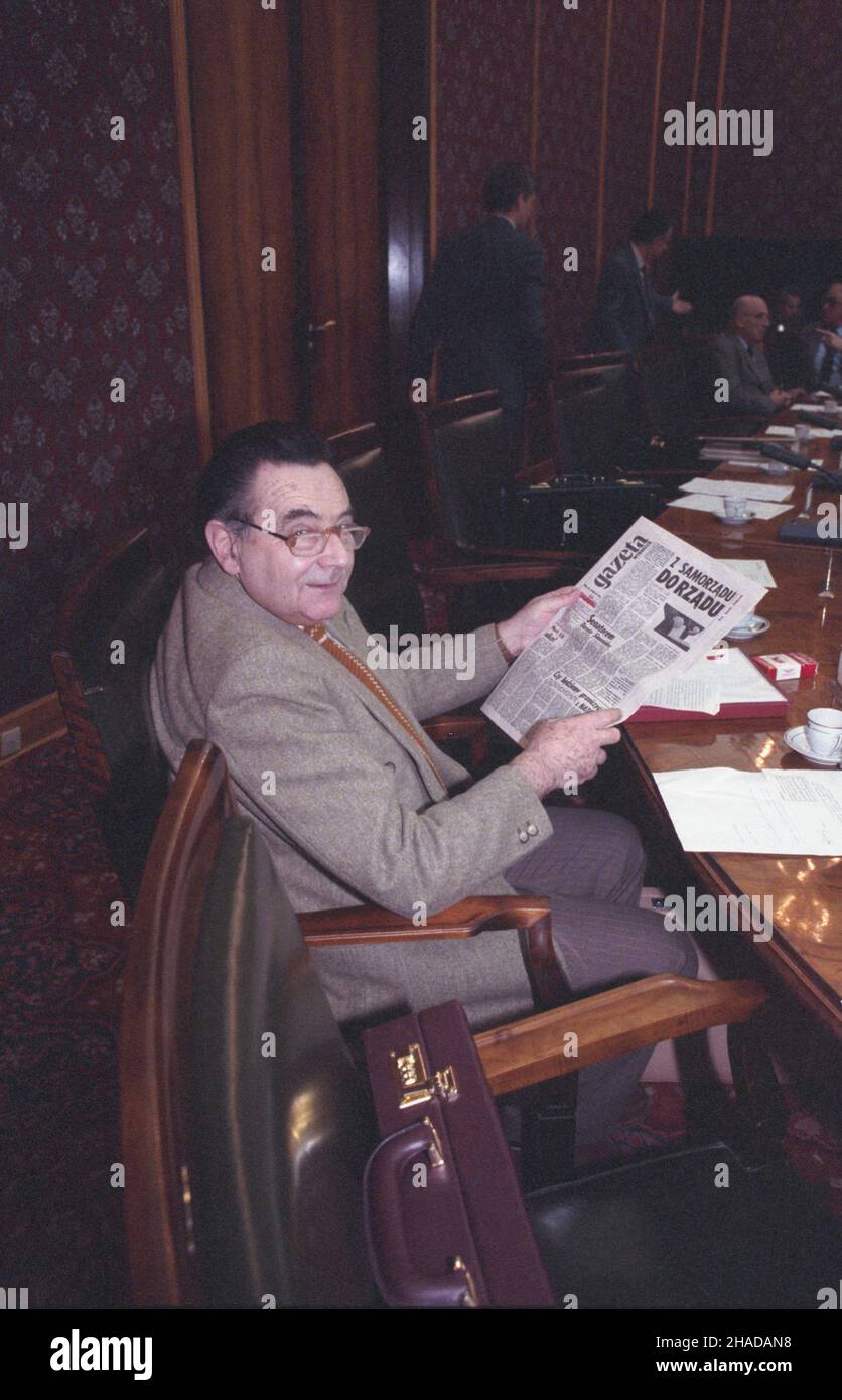 Warszawa 02,1990. Posiedzenie rz¹du Tadeusza Mazowieckiego w siedzibie Urzêdu Rady Ministrów (URM) w Alejach Ujazdowskich. NZ. minister gospodarki przestrzennej i budownictwo Aleksander Paszyñski. wb PAP/Grzegorz Rogiñski Dok³adny dzieñ wydarzenia nieustalony. Warschau, Februar 1990. Ein Treffen des Kabinetts von Tadeusz Mazowiecki am Sitz des Ministerratsbüros in der Ujazdowskie-Straße. Im Bild: Minister für Raumwirtschaft und Bauwesen Aleksander Paszynski. wb PAP/Grzegorz Roginski Veranstaltungstag unbekannt Stockfoto
