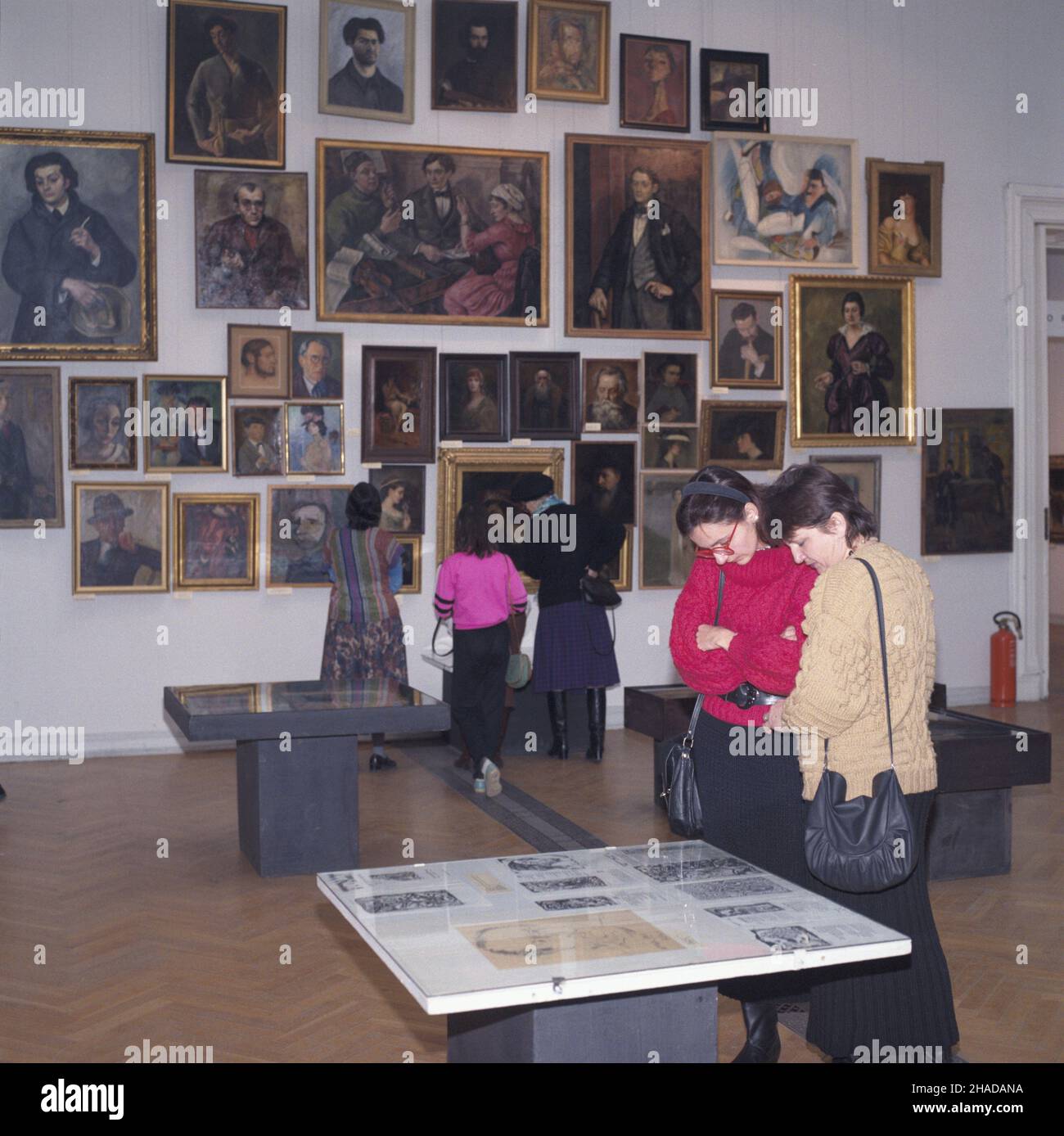 Warszawa 02,1990. Wystawa pt. ¯ydzi Polscy w Pañstwowej Gallerii Sztuki Zachêta (grudzieñ 1989-luty 1990). wb PAP/Ireneusz Sobieszczuk Dok³adny dzieñ wydarzenia nieustalony. Warschau, Februar 1990. Die Ausstellung der polnischen Juden in der Staatlichen Kunstgalerie Zacheta (Dezember 1989-Februar 1990). wb PAP/Ireneusz Sobieszczuk Veranstaltungstag unbekannt Stockfoto