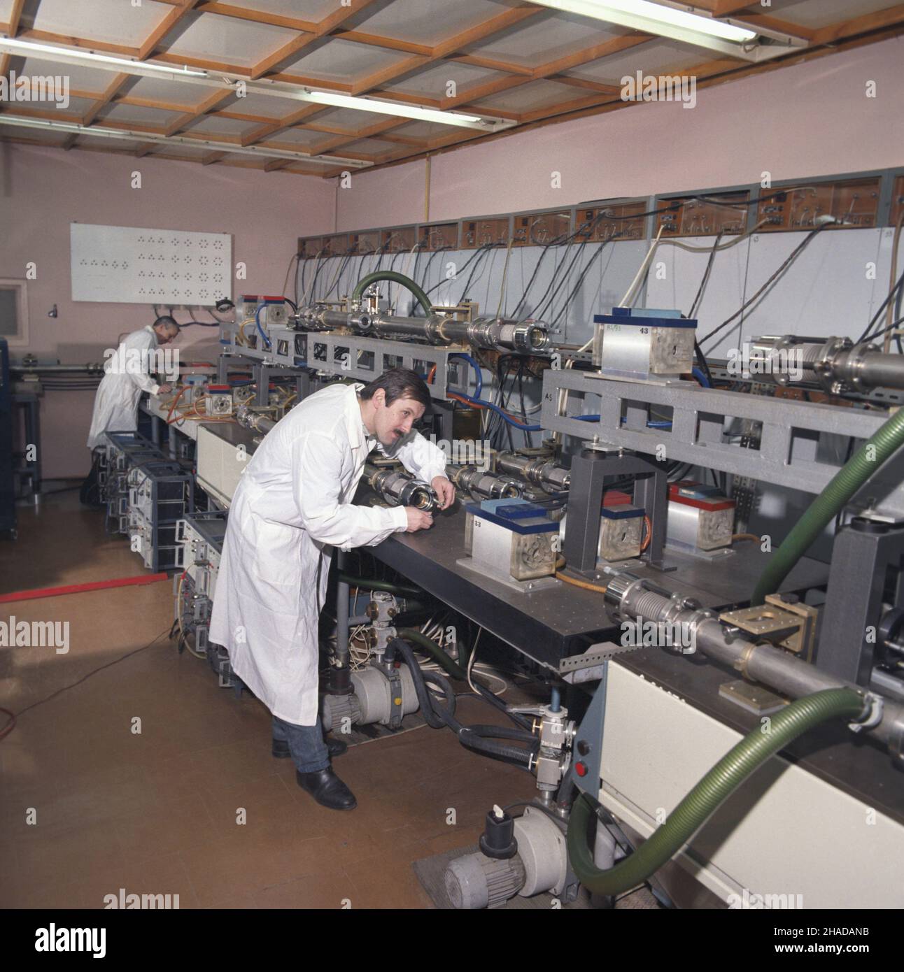 Warszawa 02,1990. Instytut Fizyki plazmy i Laserowej Mikrosyntezy. wb PAP/Ireneusz Sobieszczuk Jan Bogacz Dok³adny dzieñ wydarzenia nieustalony. Warschau, Februar 1990. Das Institut für Plasmaphysik und Lasermikrosynthese. wb PAP/Ireneusz Sobieszczuk Jan Bogacz Veranstaltungstag unbekannt Stockfoto