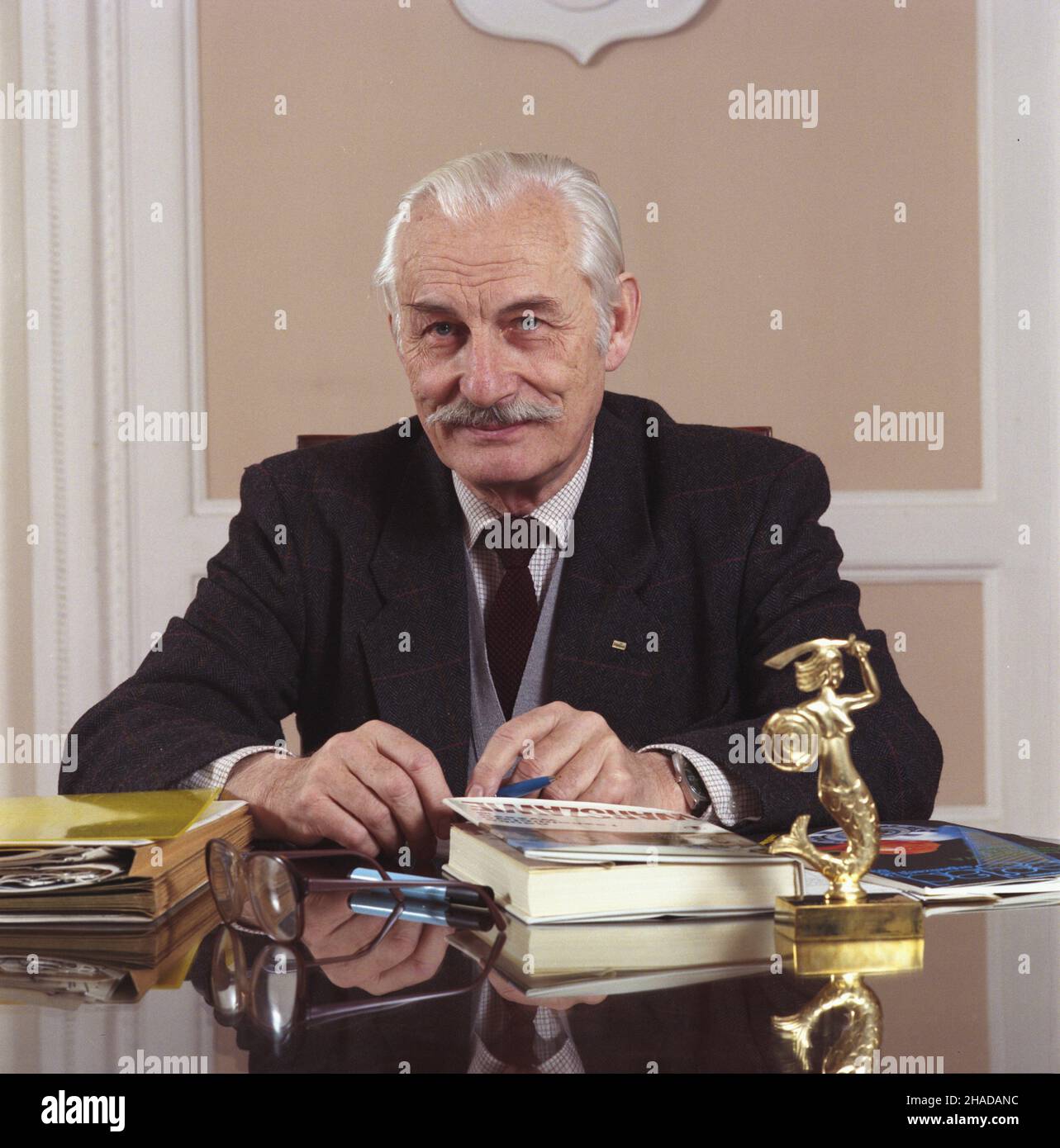 Warszawa 02,1990. Prezydent M. st. Warszawy i wojewoda warszawski Stanis³aw Wyganowski w Urzêdzie Miasta Sto³ecznego Warszawy przy placu Bankowym. wb PAP/Grzegorz Rogiñski Dok³adny dzieñ wydarzenia nieustalony. Warschau, Februar 1990. Warschau Bürgermeister und Warschau Regionalgouverneur Stanislaw Wyganowski im Büro der Hauptstadt Warschau auf dem Bankowy Platz. wb PAP/Grzegorz Roginski Veranstaltungstag unbekannt Stockfoto