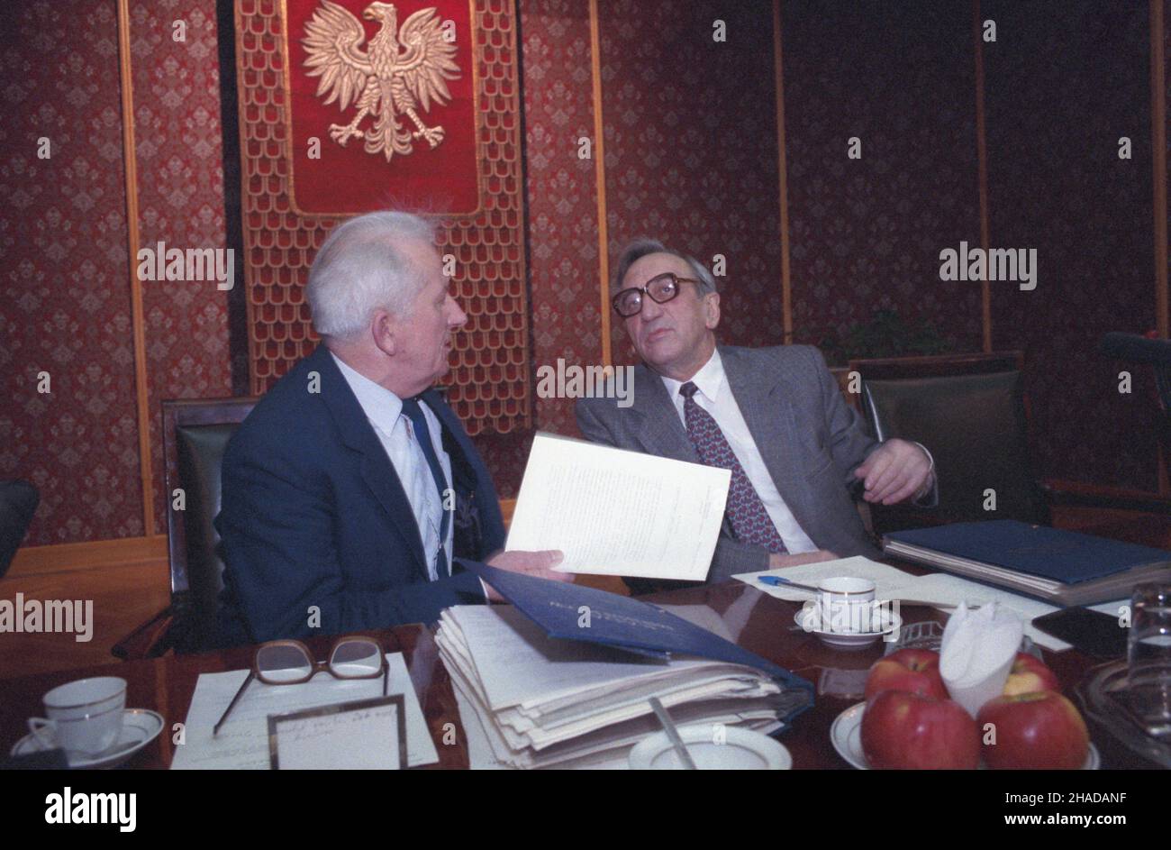 Warszawa 02,1990. Posiedzenie rz¹du Tadeusza Mazowieckiego w siedzibie Urzêdu Rady Ministrów (URM) w Alejach Ujazdowskich. NZ. Wicepremier ich Minister rolnictwo, gospodarki ¿ywnoœciowej i leœnictwa Czes³aw Janicki (L) ich Premier Tadeusz Mazowiecki (P). wb PAP/Grzegorz Rogiñski Dok³adny dzieñ wydarzenia nieustalony. Warschau, Februar 1990. Ein Treffen des Kabinetts von Tadeusz Mazowiecki am Sitz des Ministerratsbüros in der Ujazdowskie-Straße. Im Bild: der stellvertretende Premierminister für Landwirtschaft, Lebensmittelwirtschaft und Forstwirtschaft, Zzeslaw Janicki (L), und der Premierminister Tadeusz Mazowiecki ( Stockfoto