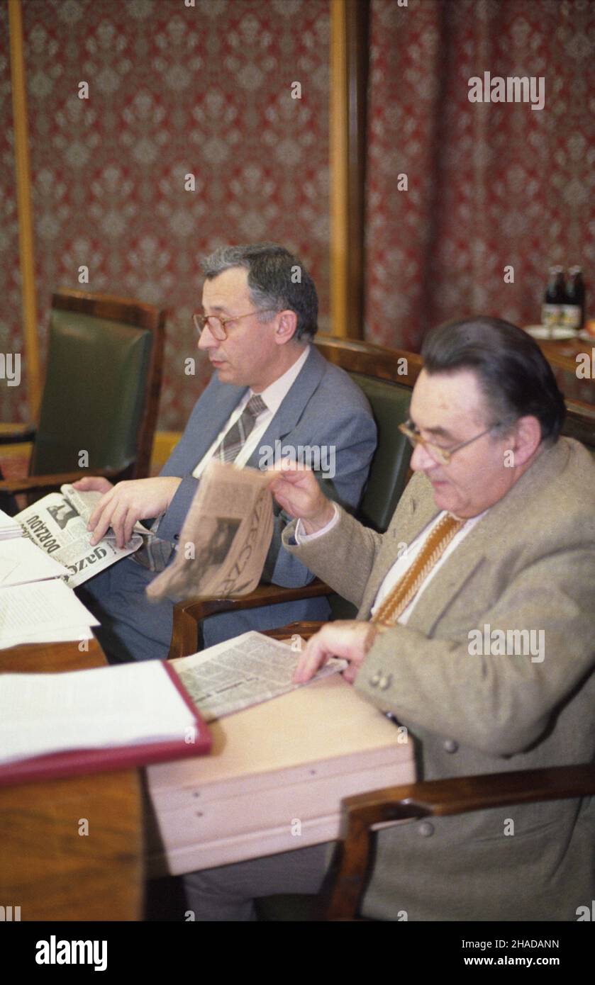 Warszawa 02,1990. Posiedzenie rz¹du Tadeusza Mazowieckiego w siedzibie Urzêdu Rady Ministrów (URM) w Alejach Ujazdowskich. NZ. minister - kierownik Centralnego Urzêdu Planowania Jerzy Osiatyñski (L) ich Minister gospodarki przestrzennej i budownictwa Aleksander Paszyñski (P). wb PAP/Grzegorz Rogiñski Dok³adny dzieñ wydarzenia nieustalony. Warschau, Februar 1990. Ein Treffen des Kabinetts von Tadeusz Mazowiecki am Sitz des Ministerratsbüros in der Ujazdowskie-Straße. Im Bild: Minister - Leiter des zentralen Planungsbüros Jerzy Osatynski (L) und Minister für Raumwirtschaft Stockfoto