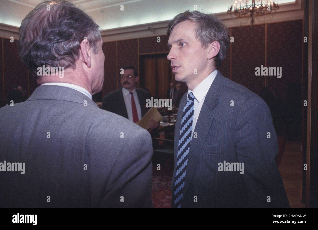 Warszawa 02,1990. Posiedzenie rz¹du Tadeusza Mazowieckiego w siedzibie Urzêdu Rady Ministrów (URM) w Alejach Ujazdowskich. NZ. minister wspó³pracy gospodarczej z zagranic¹ Marcin Œwiêcicki (P). wb PAP/Grzegorz Rogiñski Dok³adny dzieñ wydarzenia nieustalony. Warschau, Februar 1990. Ein Treffen des Kabinetts von Tadeusz Mazowiecki am Sitz des Ministerratsbüros in der Ujazdowskie-Straße. Bild: Minister für außenwirtschaftliche Zusammenarbeit Marcin Swiecicki (R). wb PAP/Grzegorz Roginski Veranstaltungstag unbekannt Stockfoto