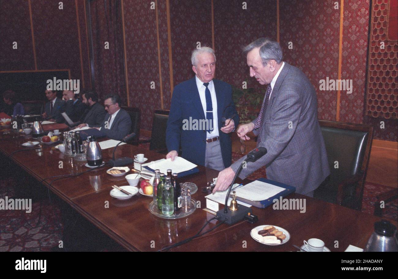 Warszawa 02,1990. Posiedzenie rz¹du Tadeusza Mazowieckiego w siedzibie Urzêdu Rady Ministrów (URM) w Alejach Ujazdowskich. NZ. Wicepremier ich Minister rolnictwo, gospodarki ¿ywnoœciowej i leœnictwa Czes³aw Janicki (L) ich Premier Tadeusz Mazowiecki (P). wb PAP/Grzegorz Rogiñski Dok³adny dzieñ wydarzenia nieustalony. Warschau, Februar 1990. Ein Treffen des Kabinetts von Tadeusz Mazowiecki am Sitz des Ministerratsbüros in der Ujazdowskie-Straße. Im Bild: der stellvertretende Premierminister für Landwirtschaft, Lebensmittelwirtschaft und Forstwirtschaft, Zzeslaw Janicki (L), und der Premierminister Tadeusz Mazowiecki ( Stockfoto
