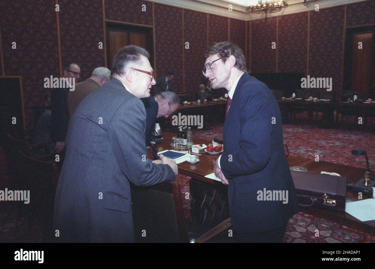 Warszawa 02,1990. Posiedzenie rz¹du Tadeusza Mazowieckiego w siedzibie Urzêdu Rady Ministrów (URM) w Alejach Ujazdowskich. NZ. minister - cz³onek Rady Ministrów, przewodnicz¹cy Rady Ekonomicznej profesor Witold Trzeciakowski (L) i wicepremier i Minister finansów Leszek Balcerowicz (P). wb PAP/Grzegorz Rogiñski Dok³adny dzieñ wydarzenia nieustalony. Warschau, Februar 1990. Ein Treffen des Kabinetts von Tadeusz Mazowiecki am Sitz des Ministerratsbüros in der Ujazdowskie-Straße. Im Bild: minister, Mitglied des Ministerrats, Leiter des Wirtschaftsrates, Professor W Stockfoto