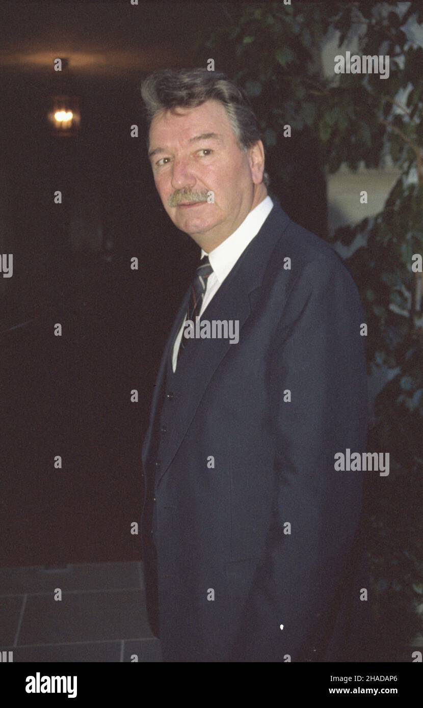 Berno 05.02.1990. Wizyta prezydenta Polski Wojciecha Jaruzelskiego w Szwajcarii. NZ. Szwajcarski radca föderalny Rene Felber przed spotkaniem z Wojciechem Jaruzelskim. wb PAP/Grzegorz Rogiñski Bern, 5. Februar 1990. Polens Präsident Wojciech Jaruzelski besucht die Schweiz. Im Bild: Bundesrat Rene Felber vor einem Treffen mit Wojciech Jaruzelski. wb PAP/Grzegorz Roginski Stockfoto